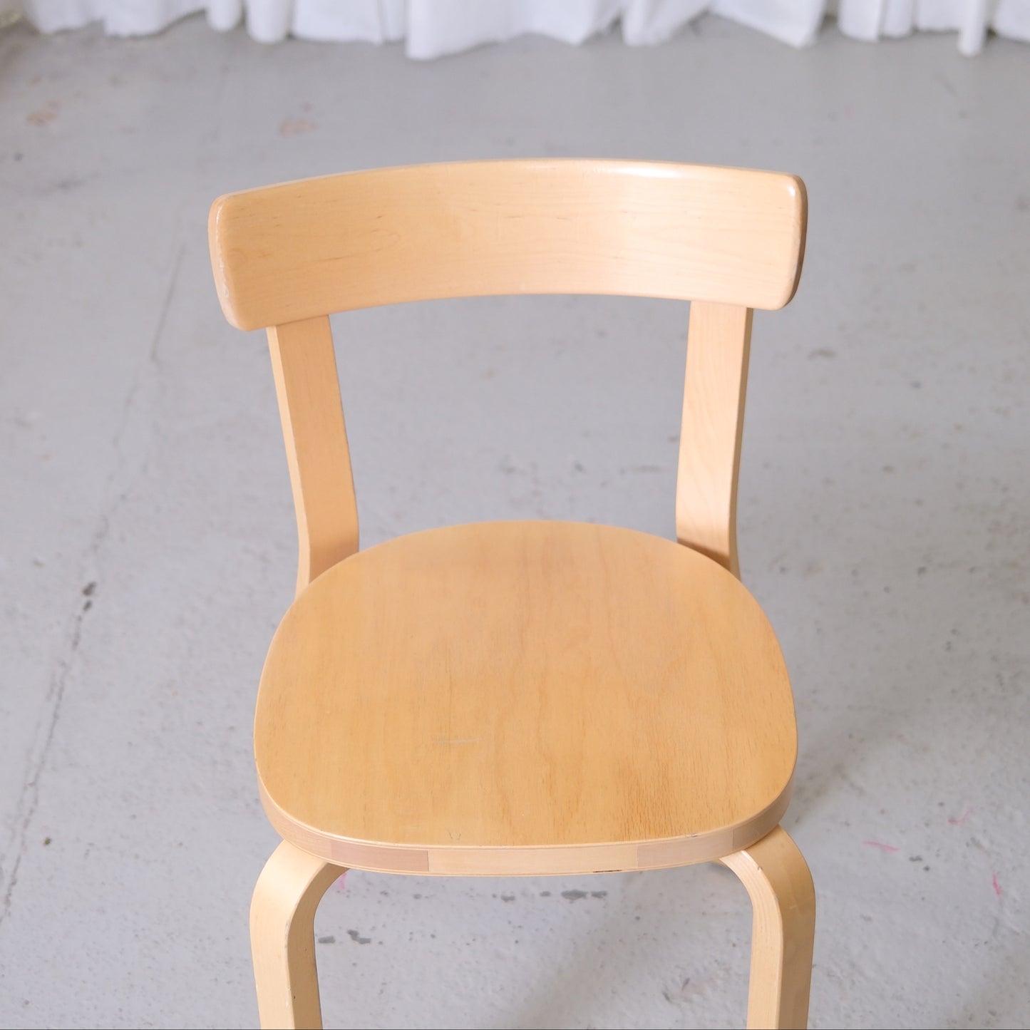 Alvar Aalto 69 -koivutuolit, valmistaja Artek