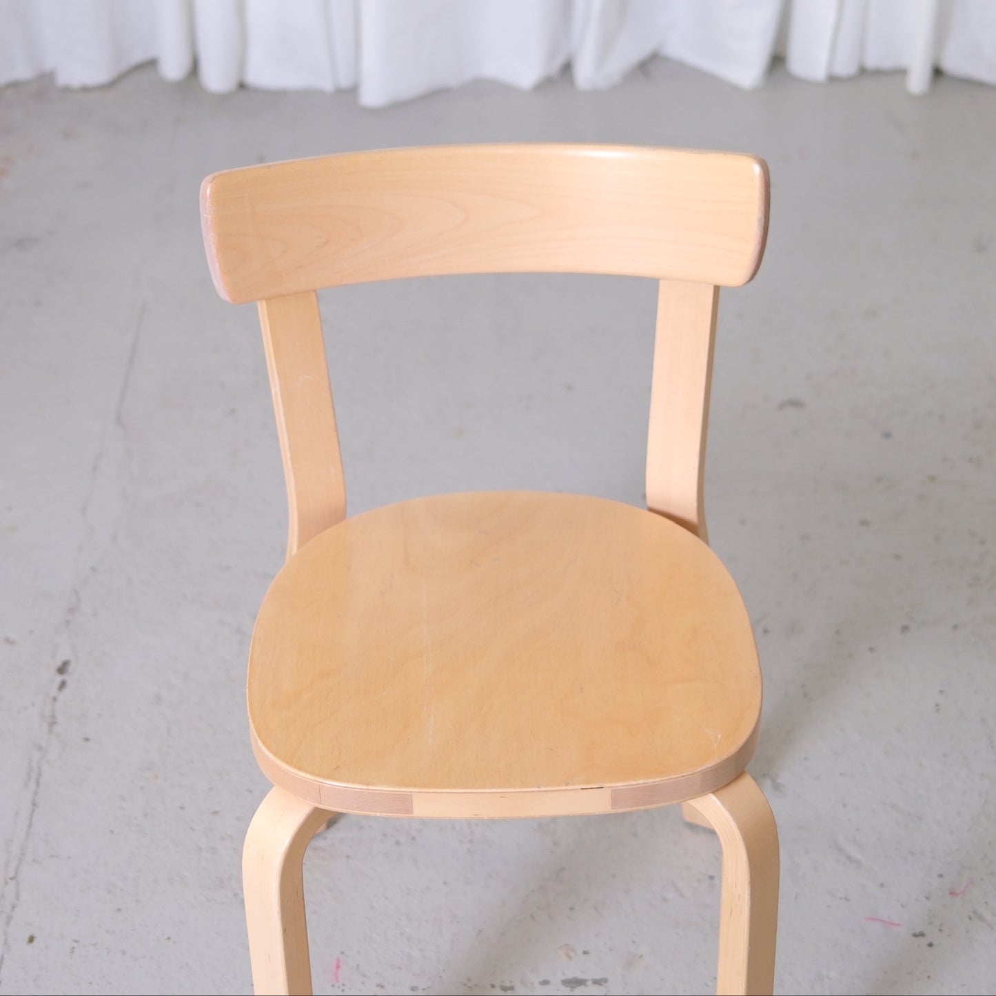 Alvar Aalto 69 -koivutuolit, valmistaja Artek