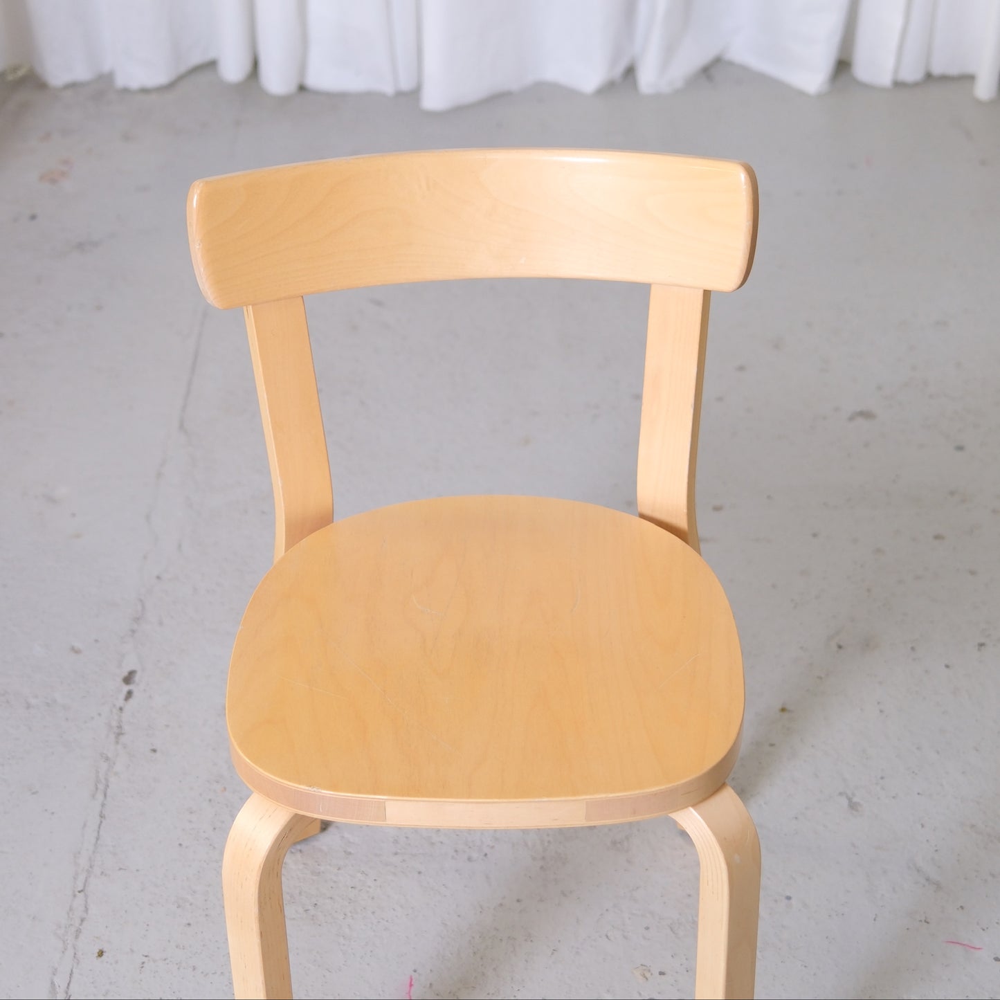 Alvar Aalto 69 -koivutuolit, valmistaja Artek