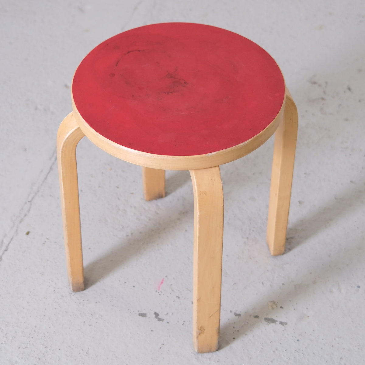 Alvar Aalto E60 -jakkara, valmistaja Artek, punainen linoleumi