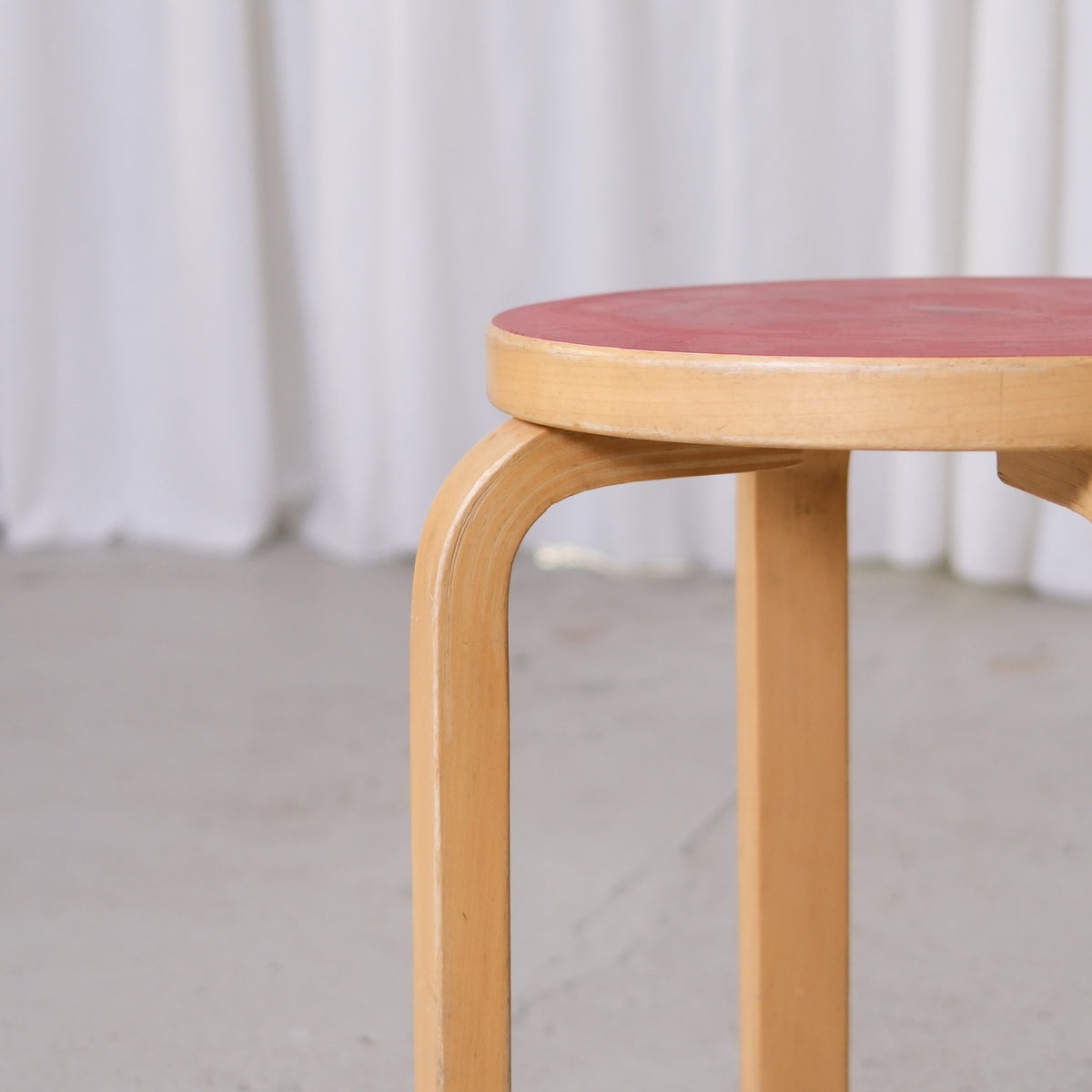 Alvar Aalto E60 -jakkara, valmistaja Artek, punainen linoleumi