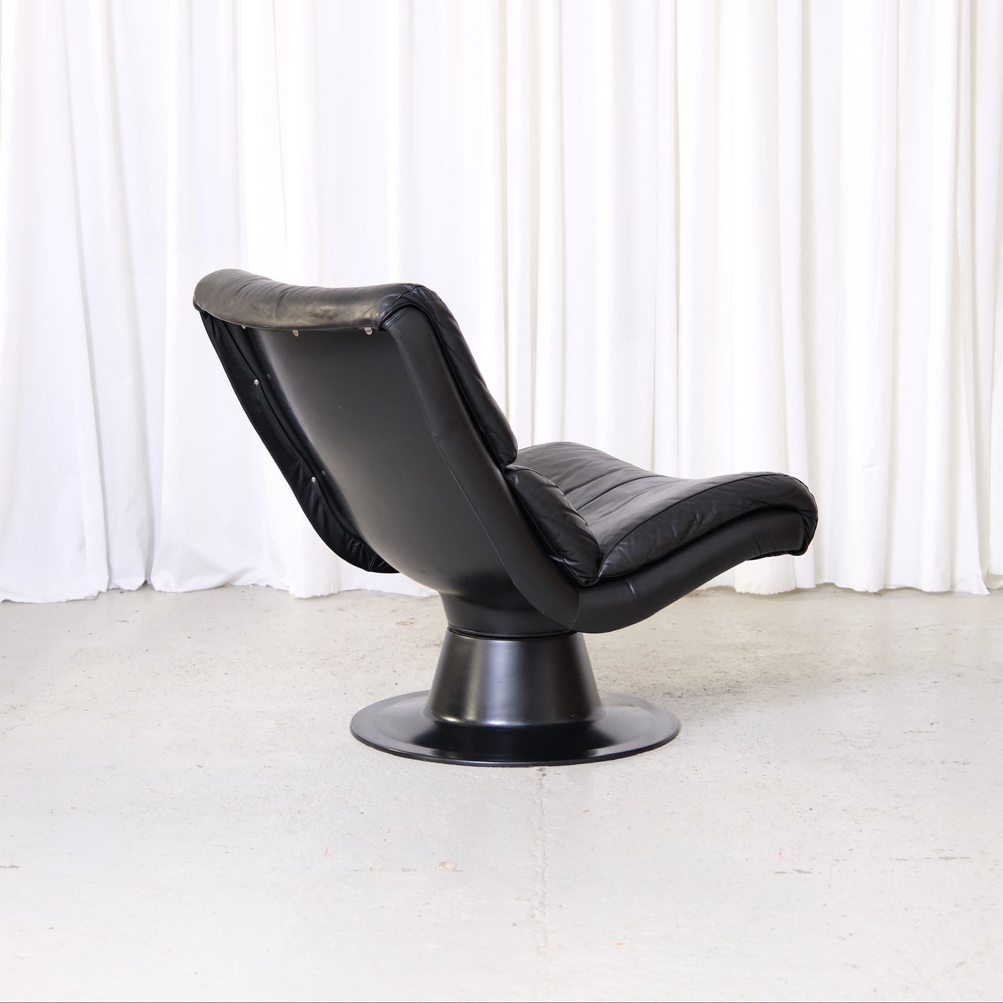 Yrjö Kukkapuro Saturnus Lounge Chair Black Leather