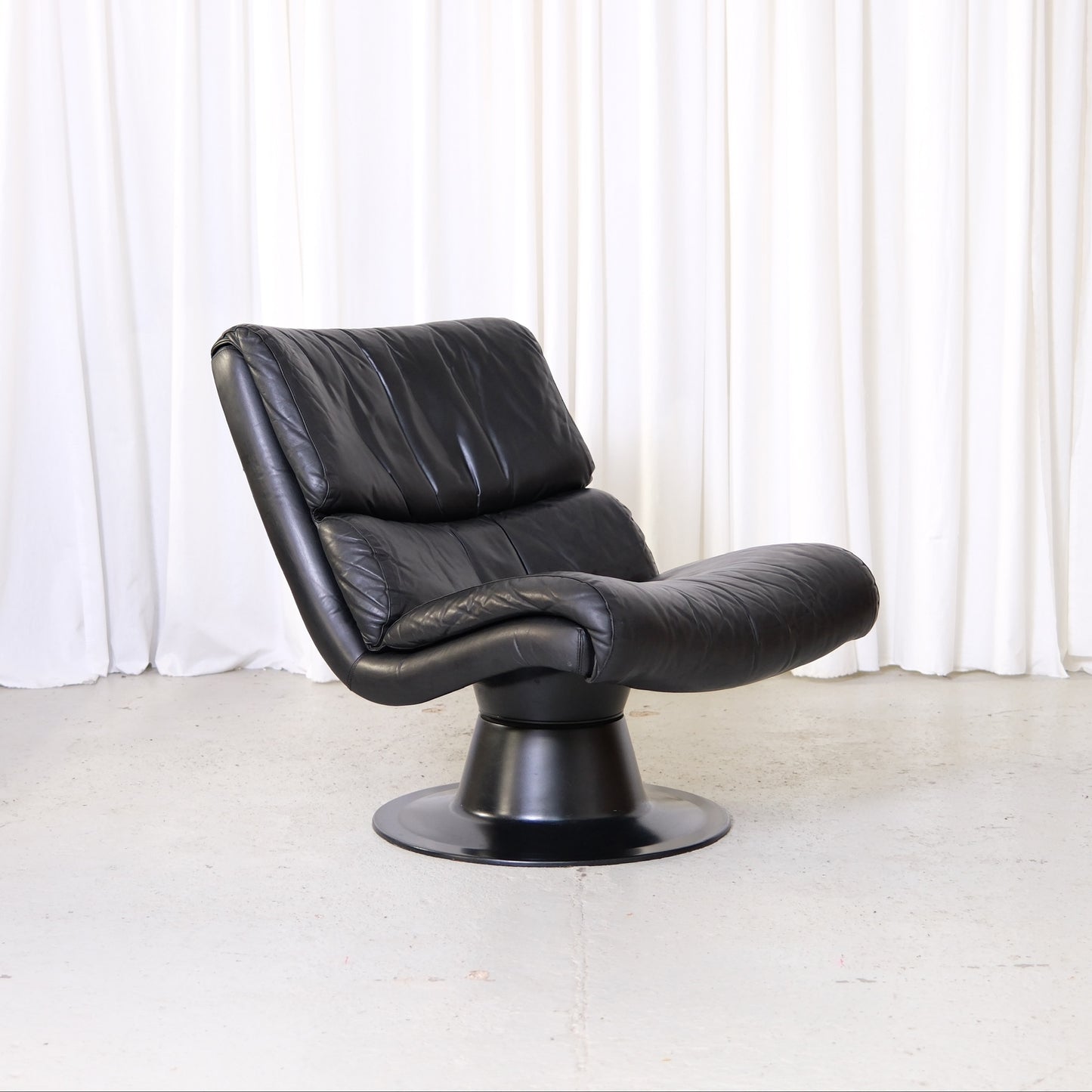 Yrjö Kukkapuro Saturnus Lounge Chair Black Leather
