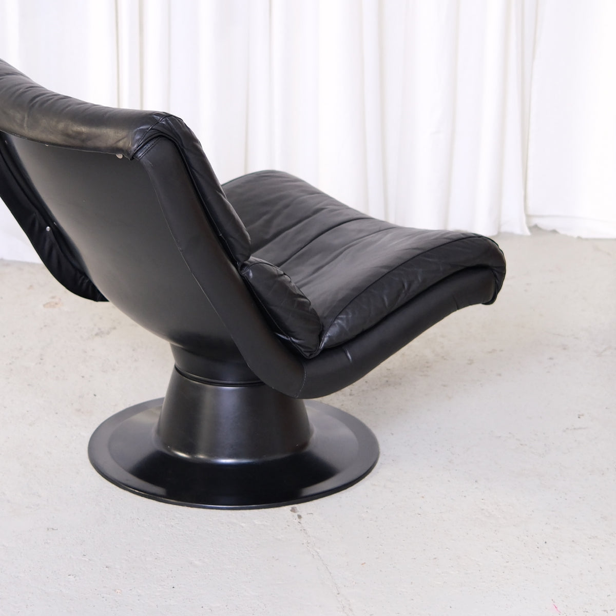 Yrjö Kukkapuro Saturnus Lounge Chair Black Leather