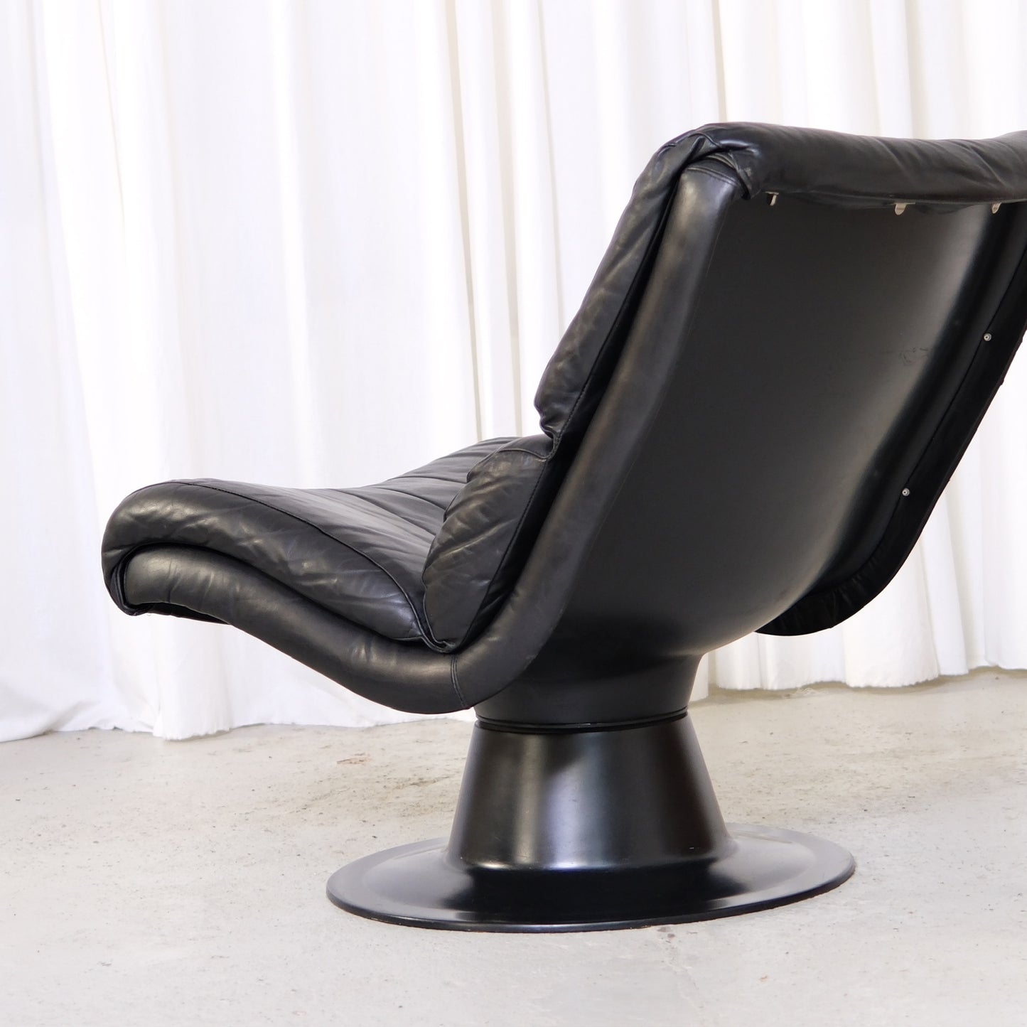 Yrjö Kukkapuro Saturnus Lounge Chair Black Leather