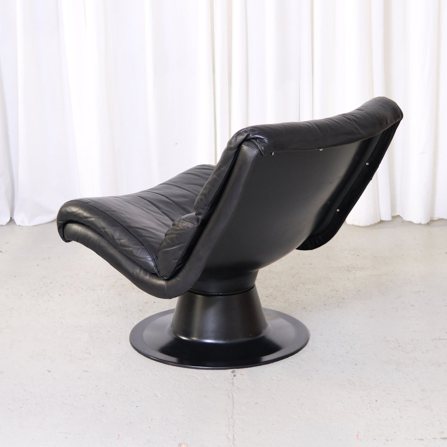 Yrjö Kukkapuro Saturnus Lounge Chair Black Leather