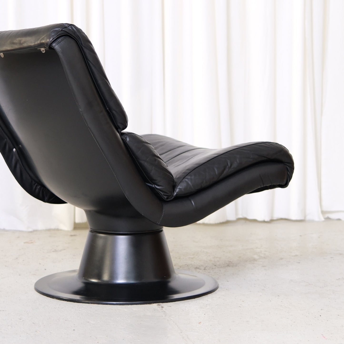 Yrjö Kukkapuro Saturnus Lounge Chair Black Leather