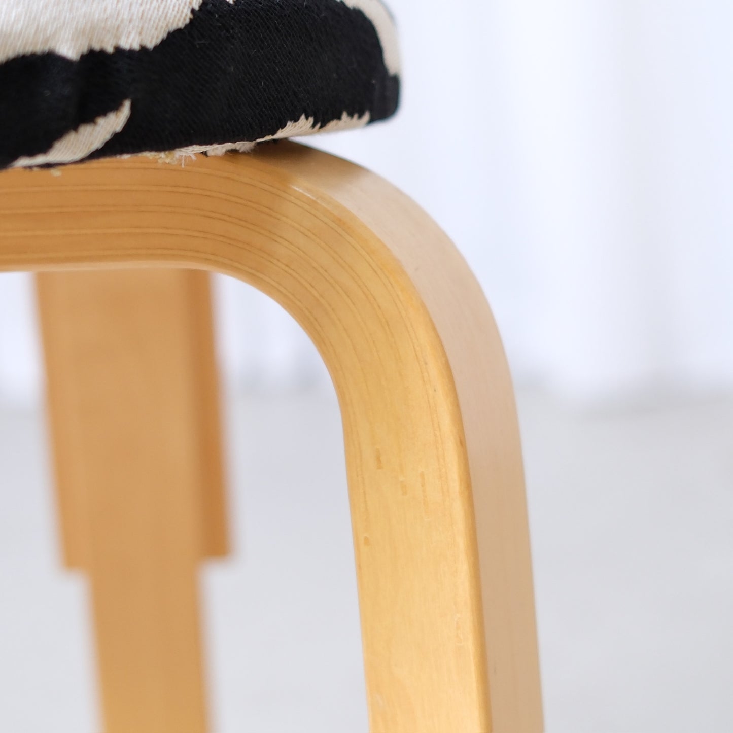 Alvar Aalto 66 -tuoli, valmistaja Artek, Zebra-verhoilu