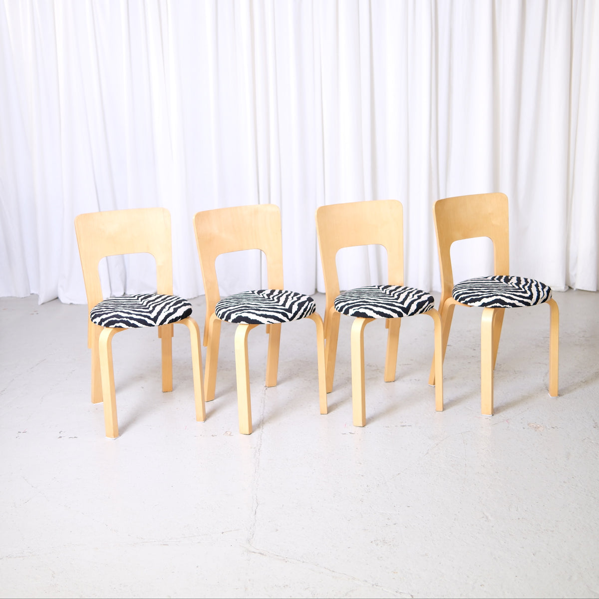 Alvar Aalto 66 -tuoli, valmistaja Artek, Zebra-verhoilu