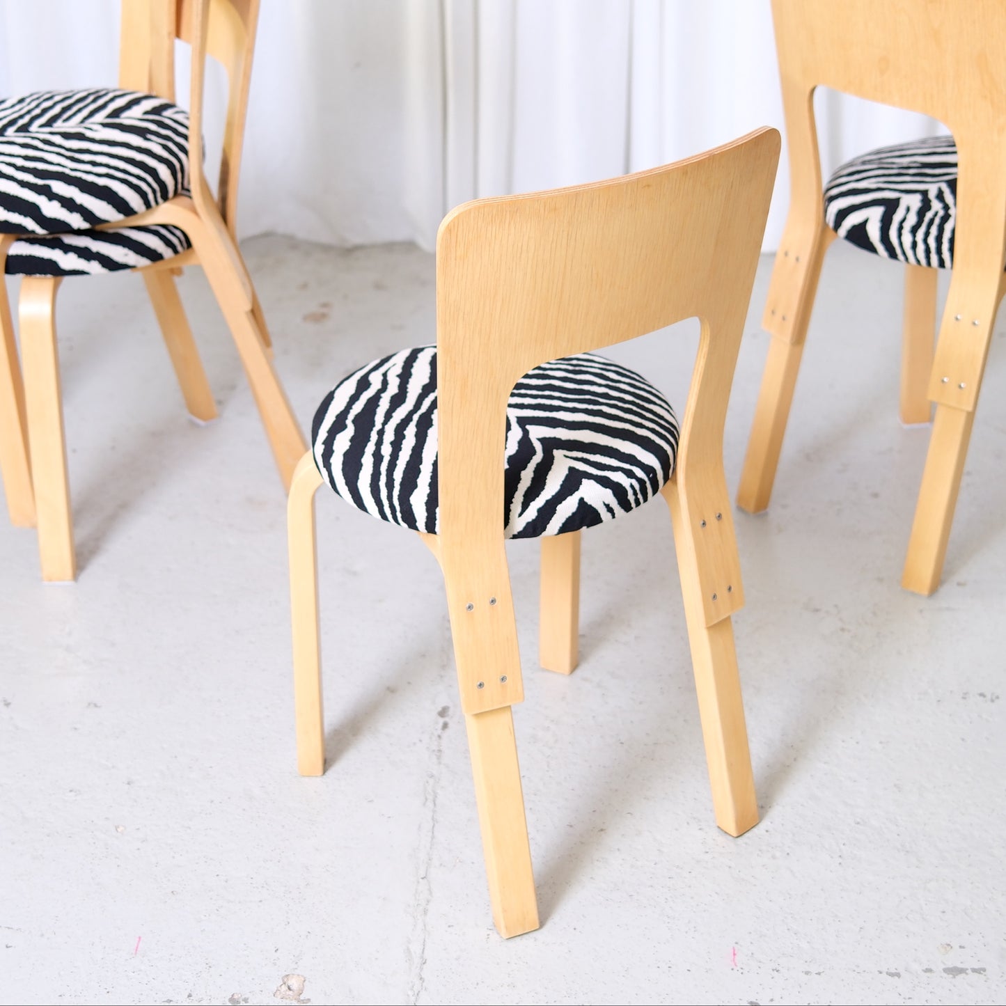 Alvar Aalto 66 -tuoli, valmistaja Artek, Zebra-verhoilu