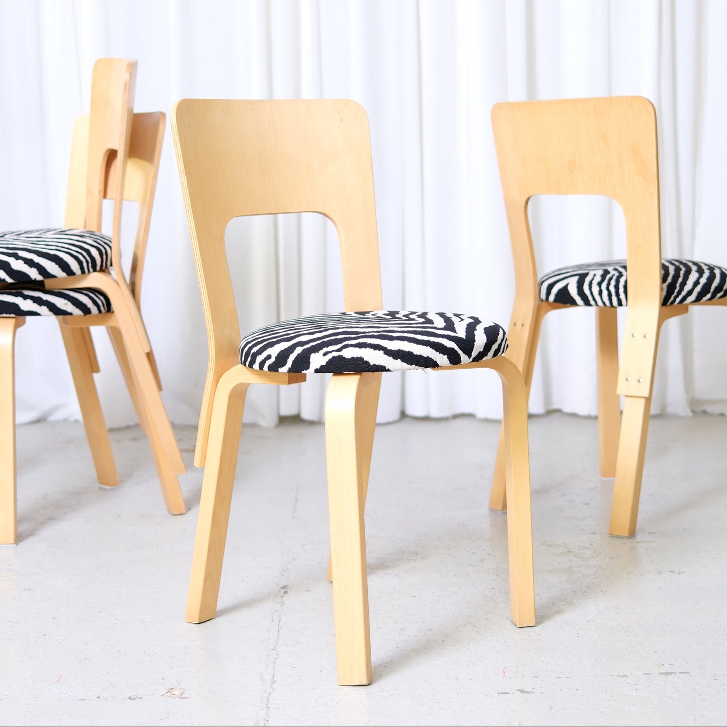 Alvar Aalto 66 -tuoli, valmistaja Artek, Zebra-verhoilu