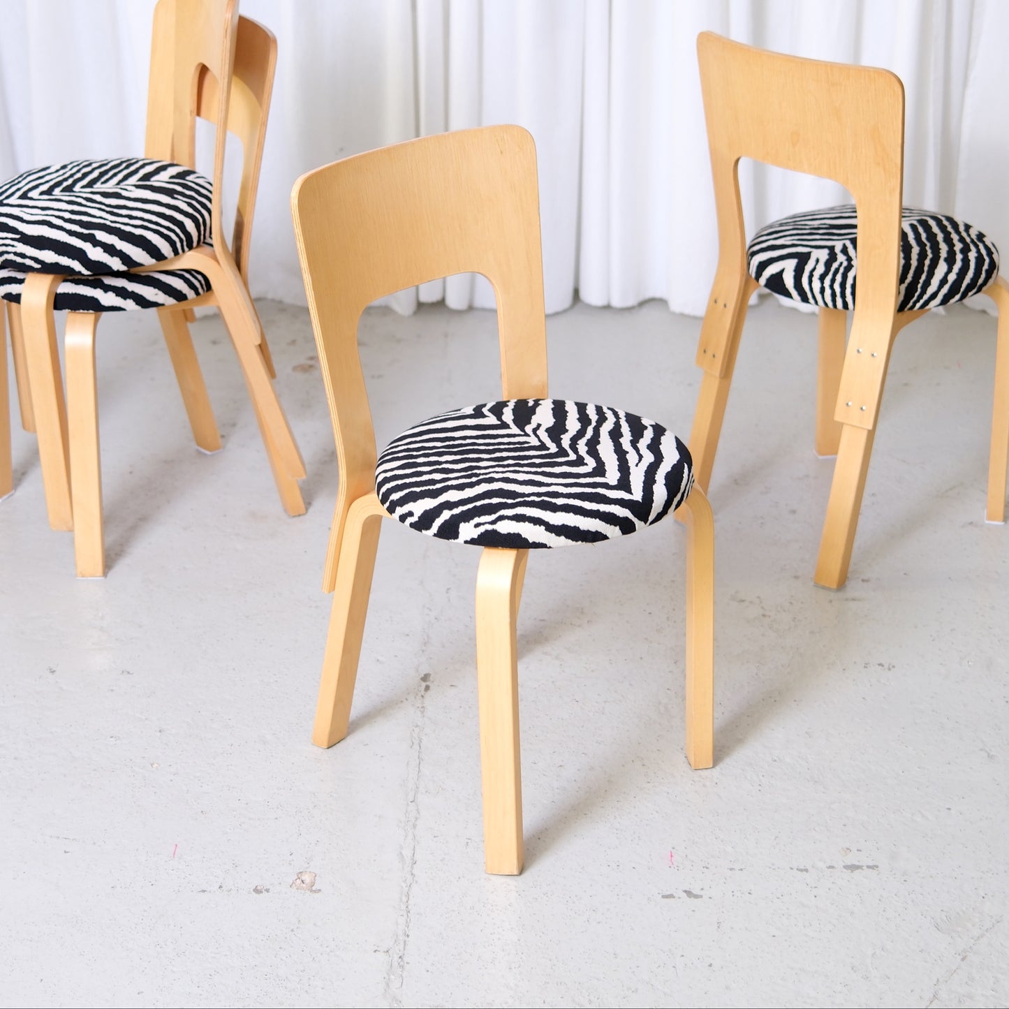 Alvar Aalto 66 -tuoli, valmistaja Artek, Zebra-verhoilu