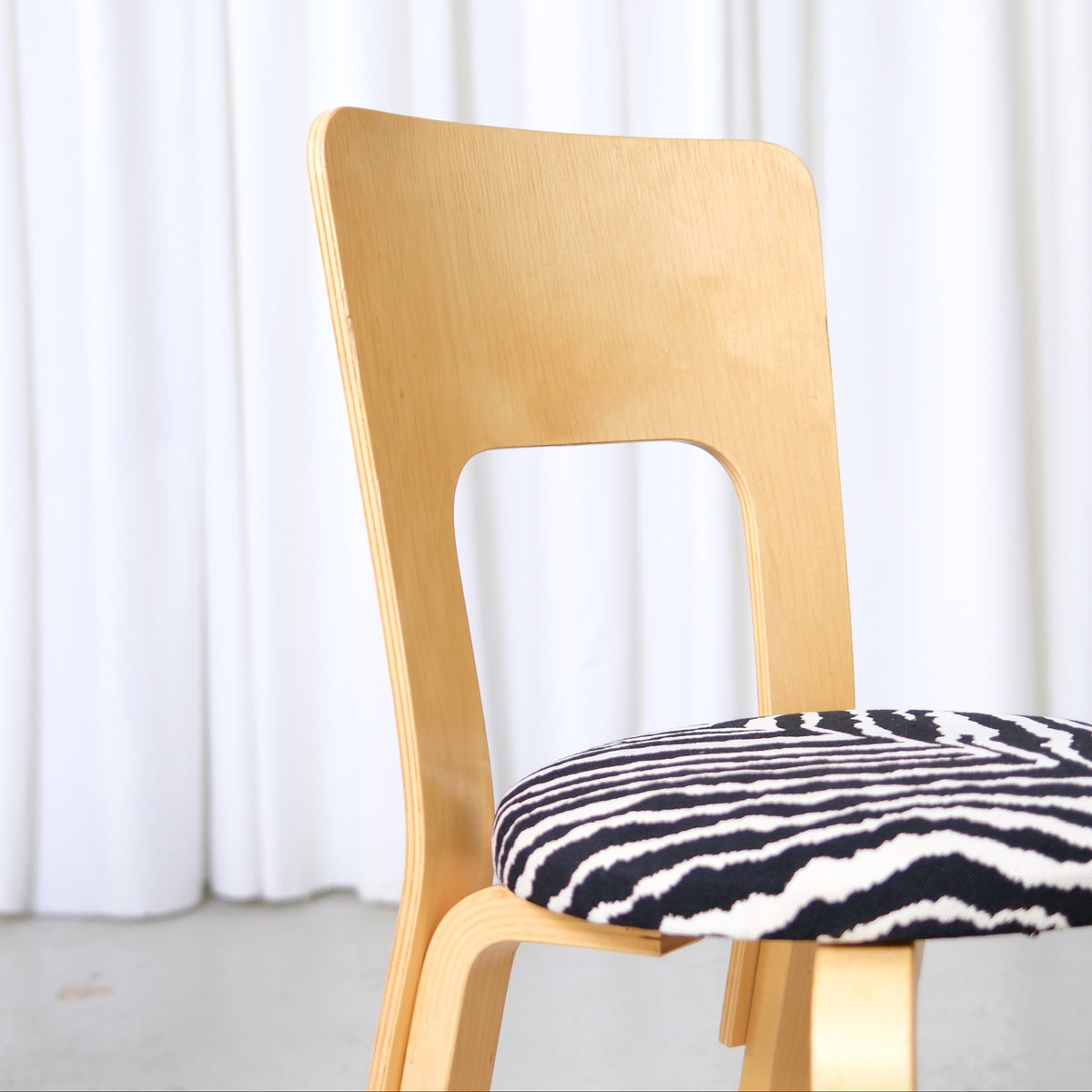 Alvar Aalto 66 -tuoli, valmistaja Artek, Zebra-verhoilu
