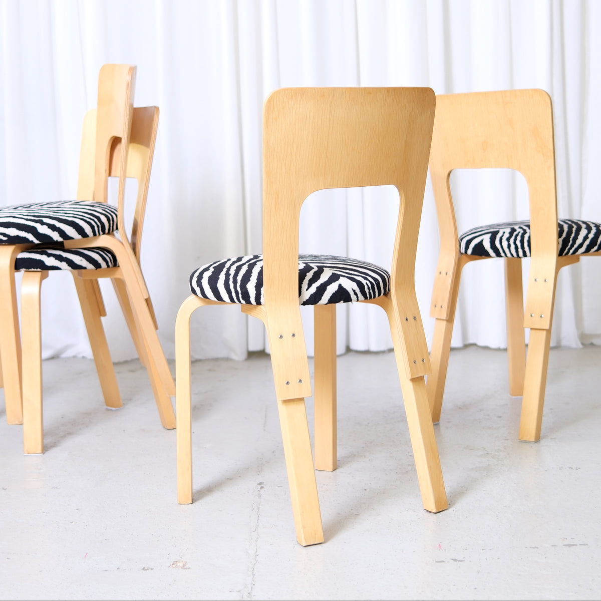 Alvar Aalto 66 -tuoli, valmistaja Artek, Zebra-verhoilu