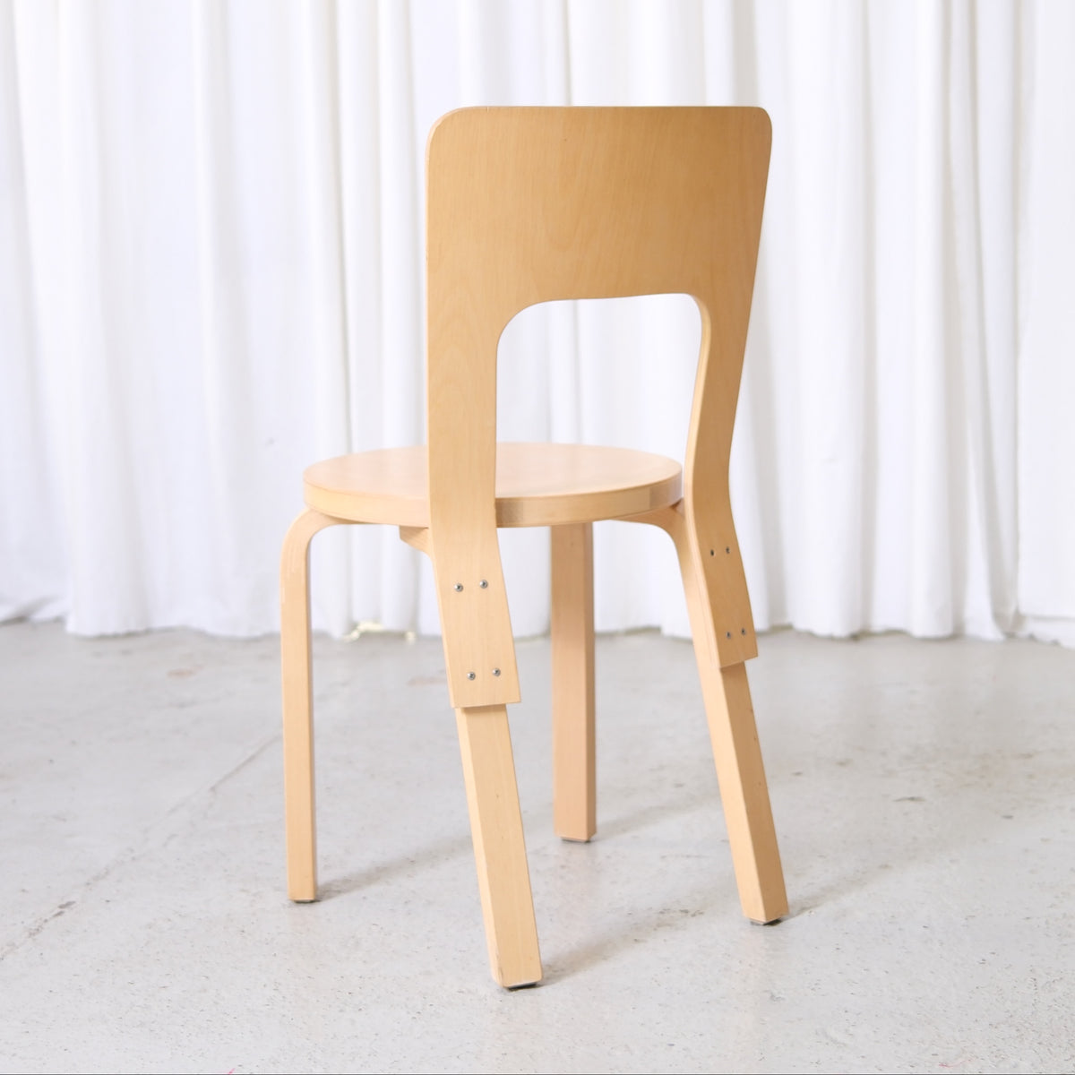Alvar Aalto 66 -koivutuoli, valmistaja Artek