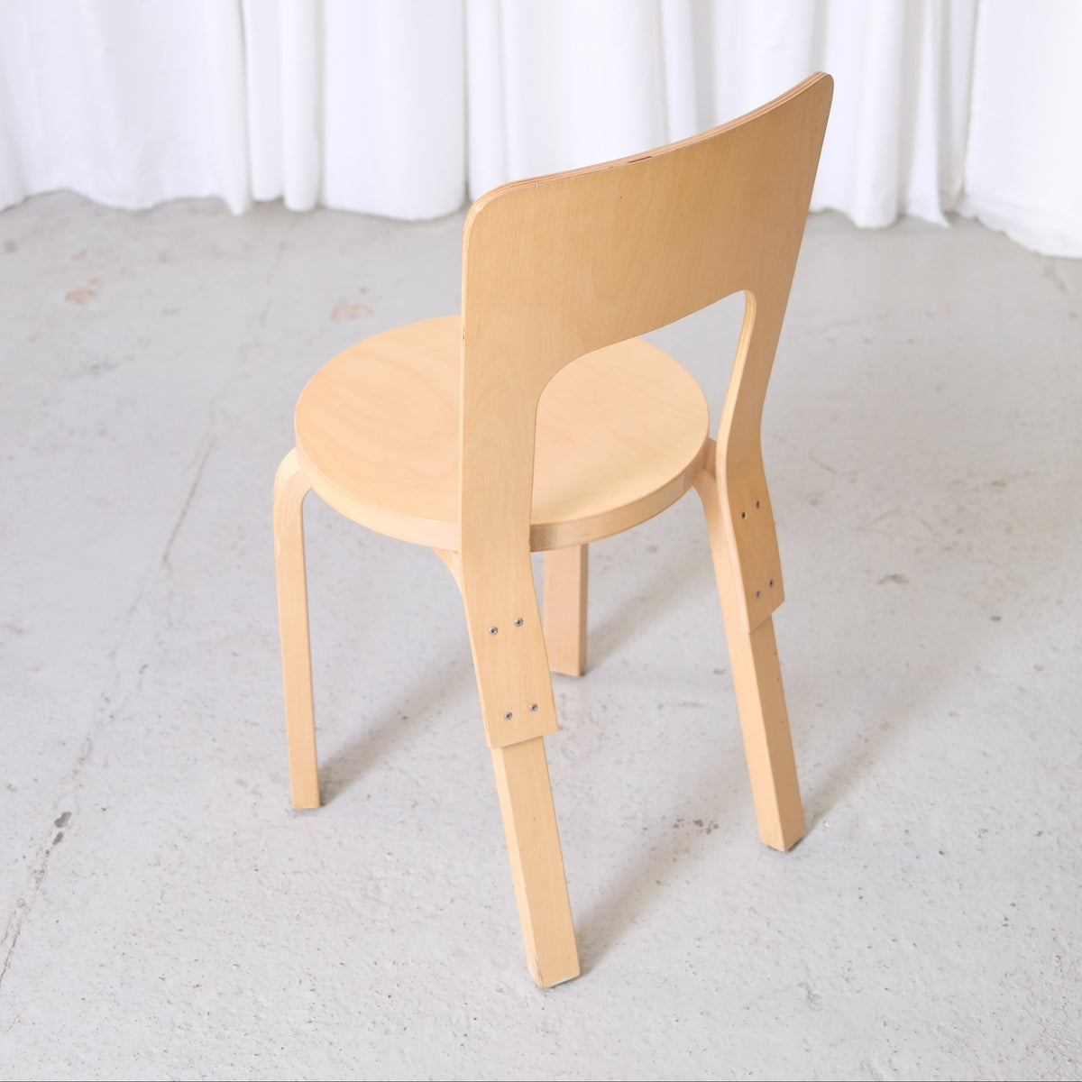 Alvar Aalto 66 -koivutuoli, valmistaja Artek