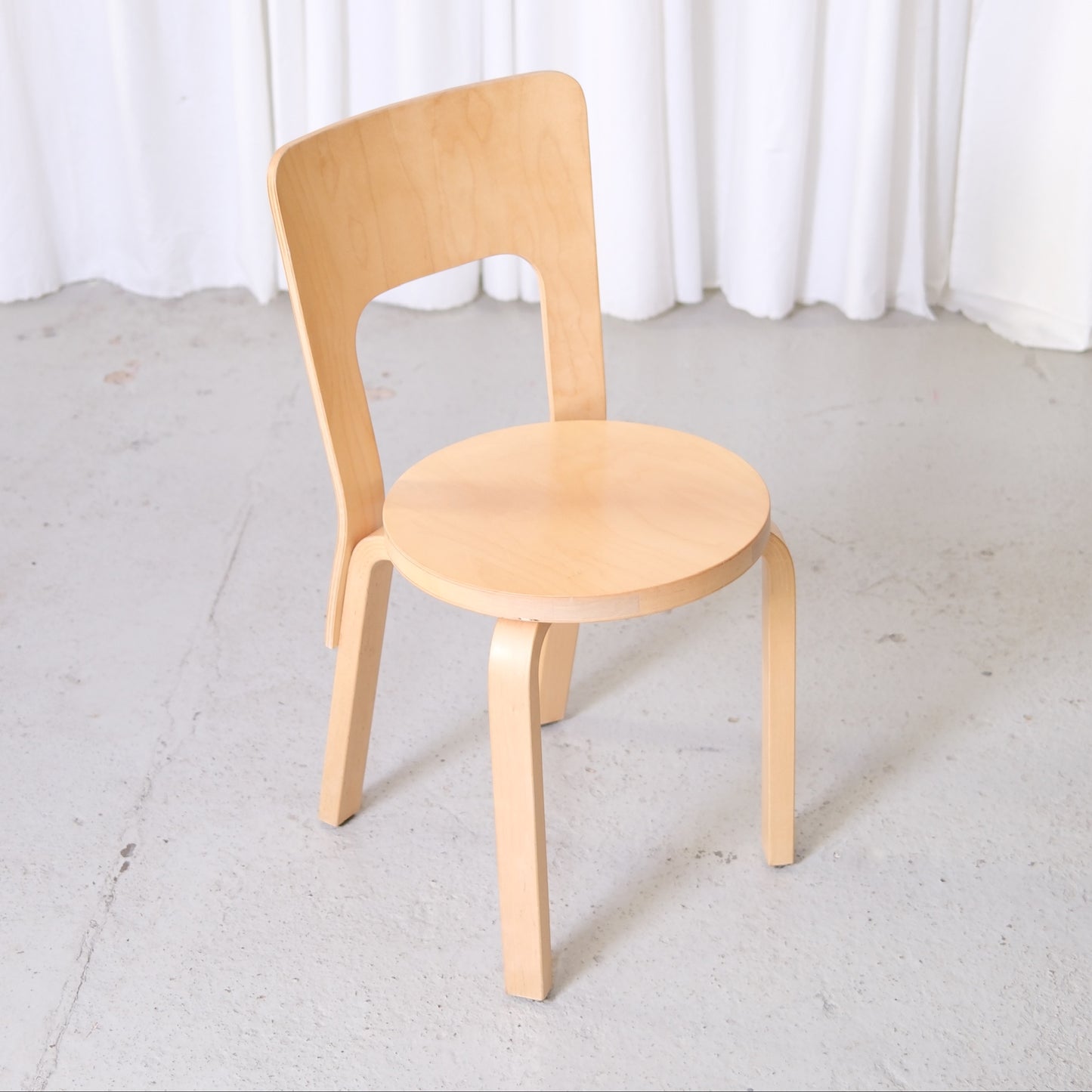 Alvar Aalto 66 -koivutuoli, valmistaja Artek