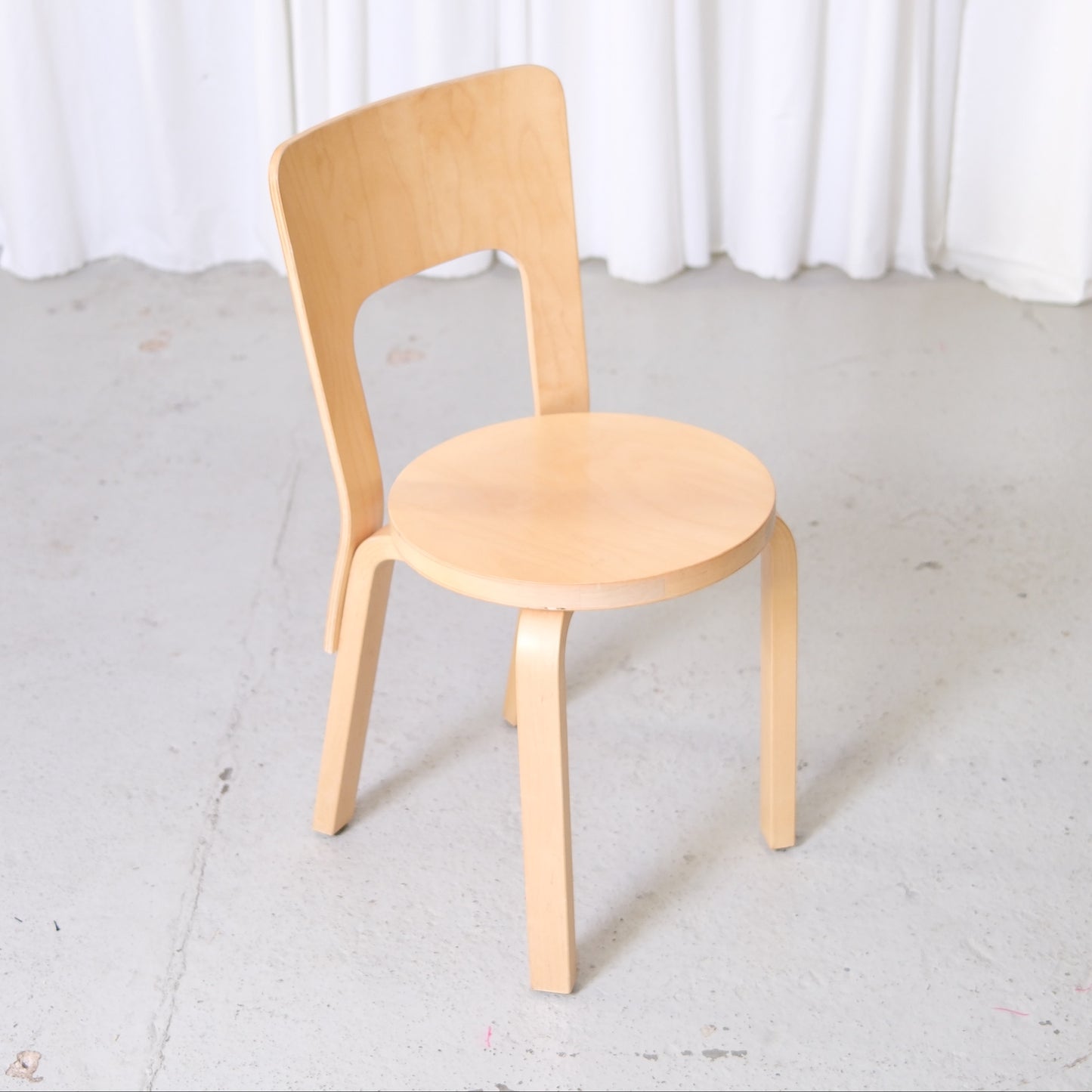 Alvar Aalto 66 -koivutuoli, valmistaja Artek
