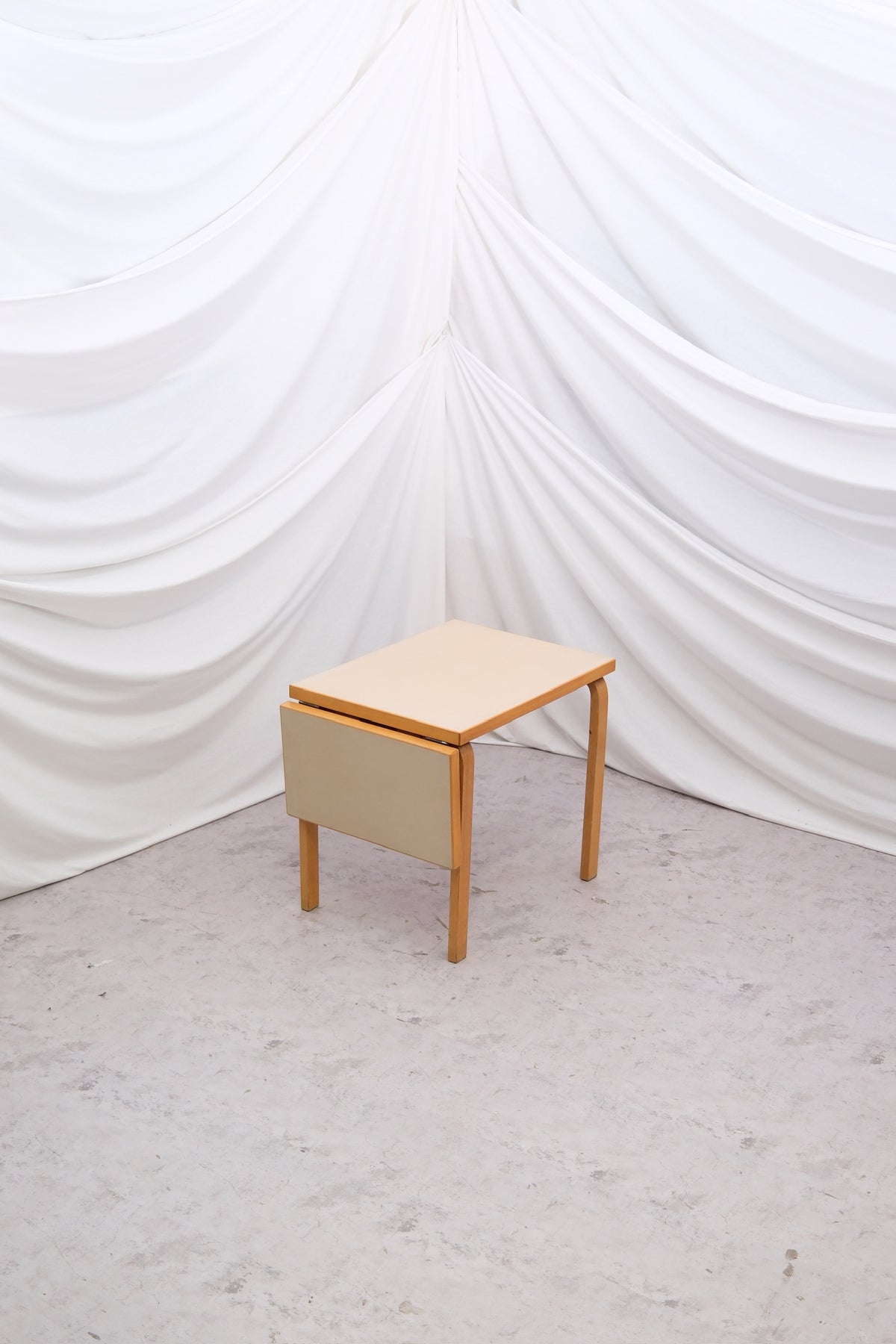 Artek DL82 taittopöytä, valmistaja Oy Huonekalu- ja Rakennustyötehdas Ab, 1950–1960-luku