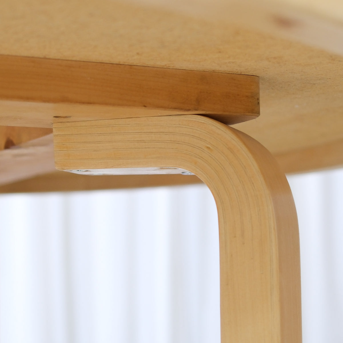 Artek pöytä 91, sininen linoleumikansi – Alvar Aalto