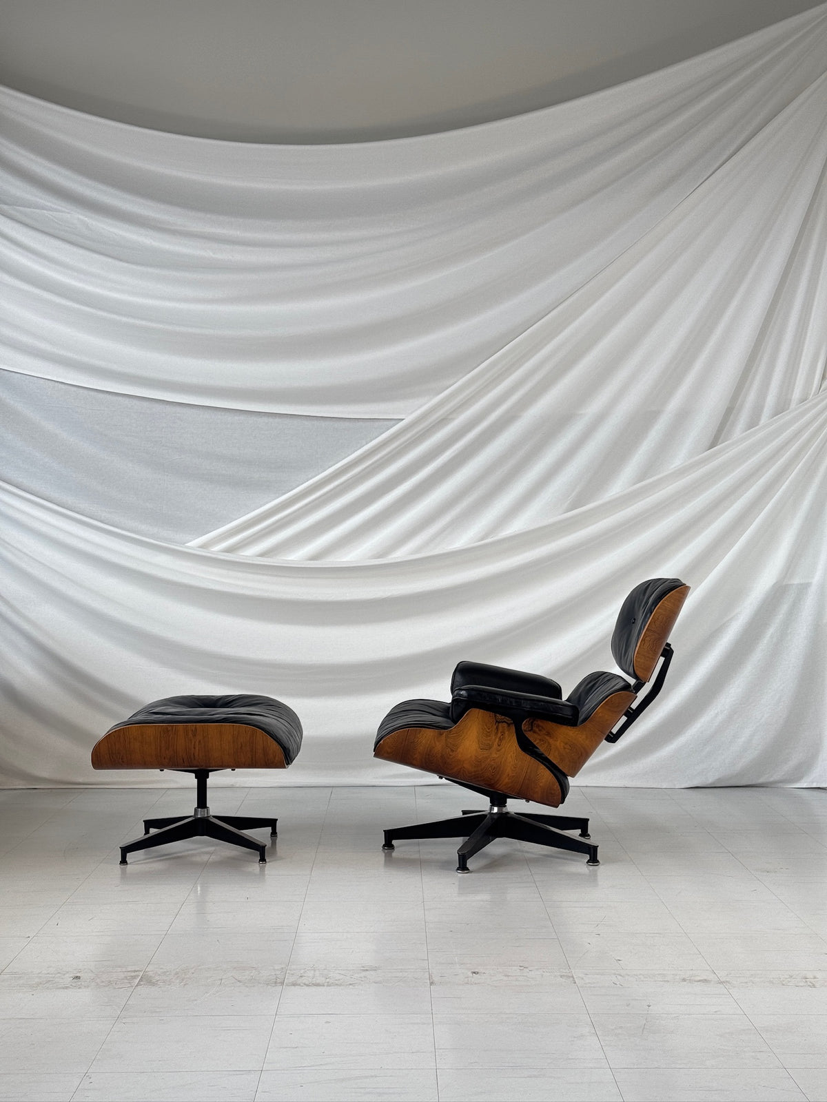 Herman Miller Eames Lounge Chair -lepotuoli ja rahi, ruusupuu ja musta nahka, Yhdysvallat, 1960-luku