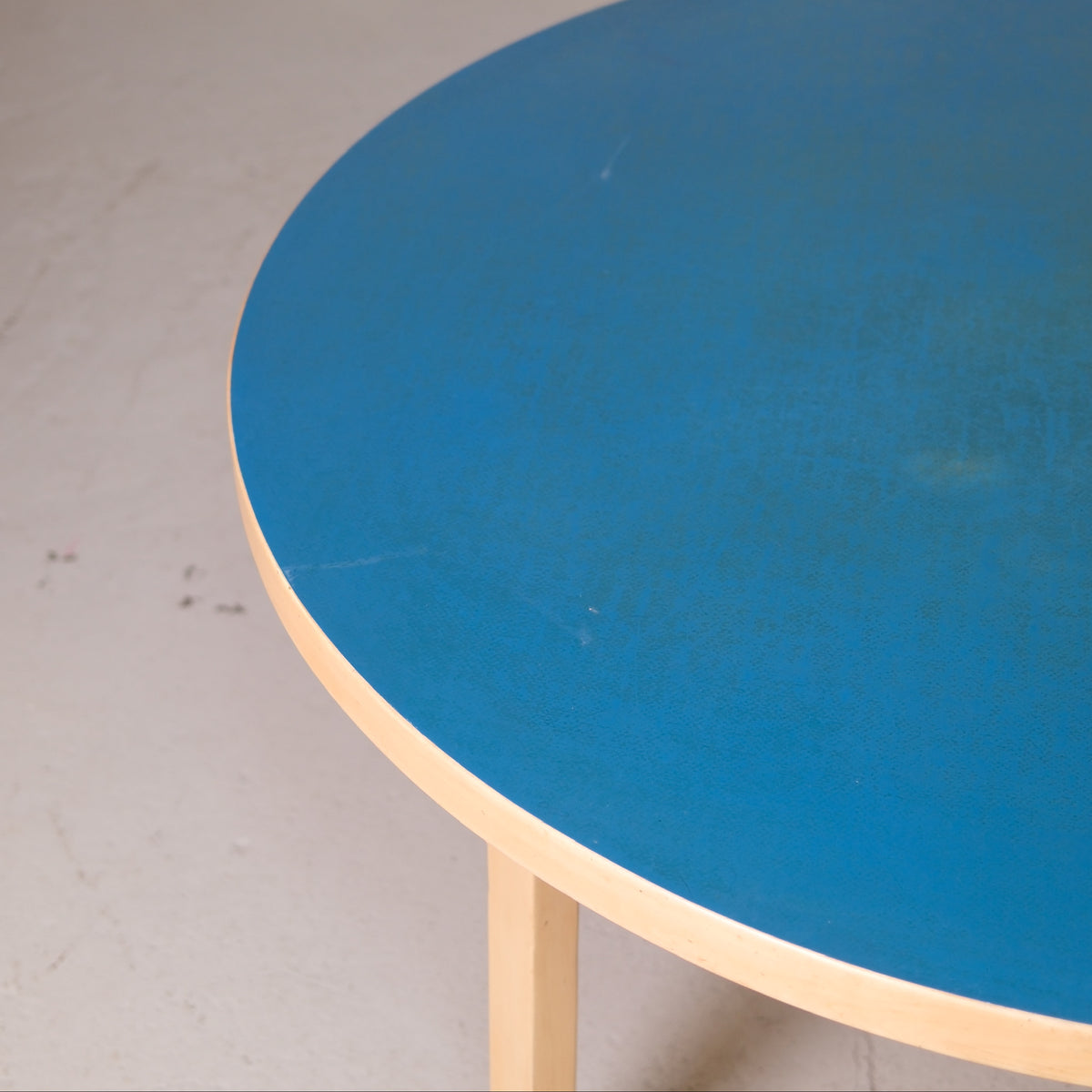 Artek pöytä 91, sininen linoleumikansi – Alvar Aalto