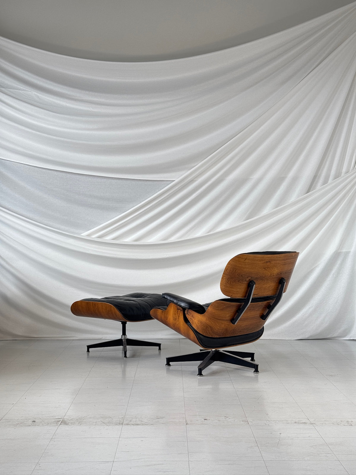 Herman Miller Eames Lounge Chair -lepotuoli ja rahi, ruusupuu ja musta nahka, Yhdysvallat, 1960-luku
