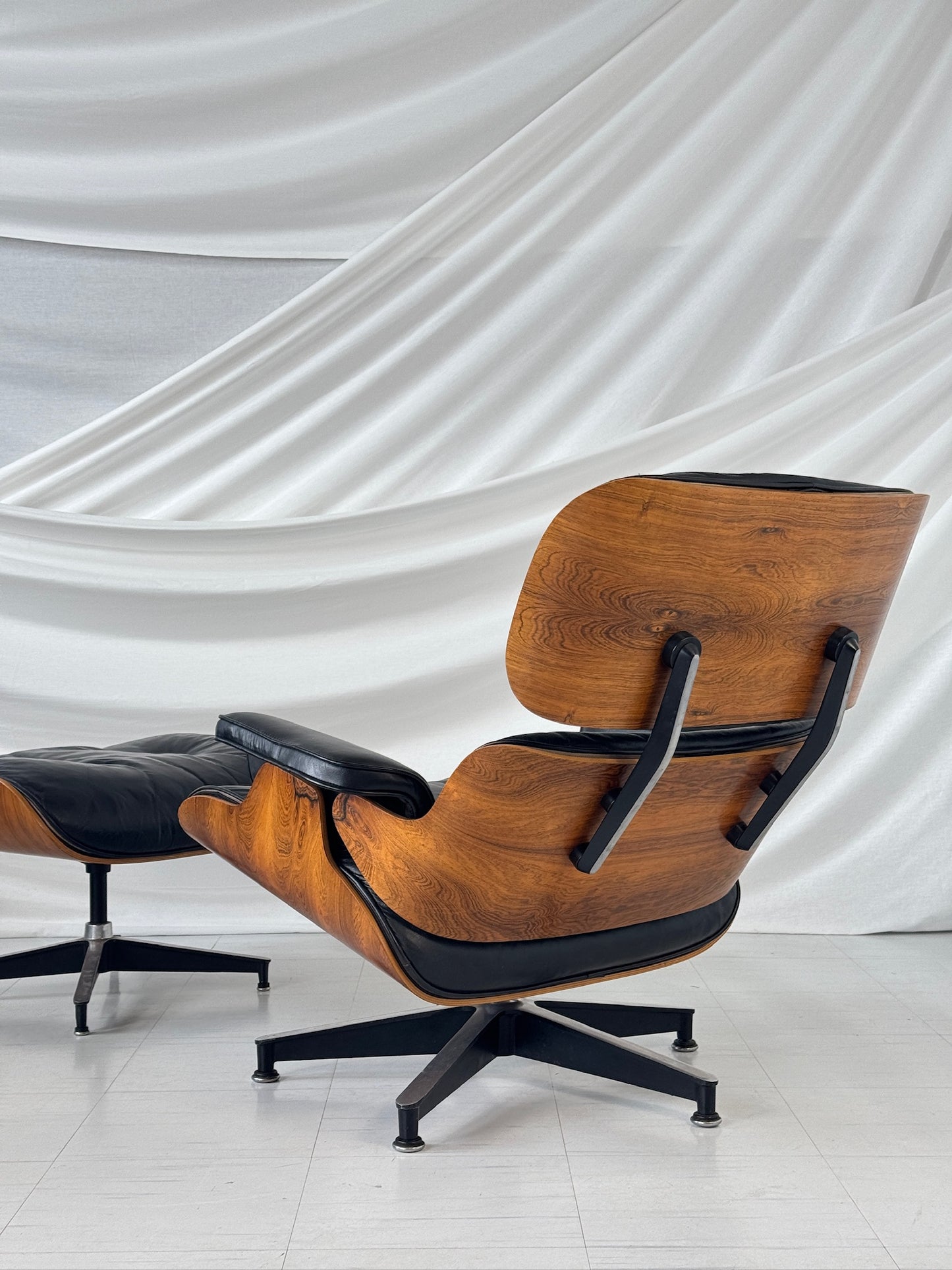 Herman Miller Eames Lounge Chair -lepotuoli ja rahi, ruusupuu ja musta nahka, Yhdysvallat, 1960-luku