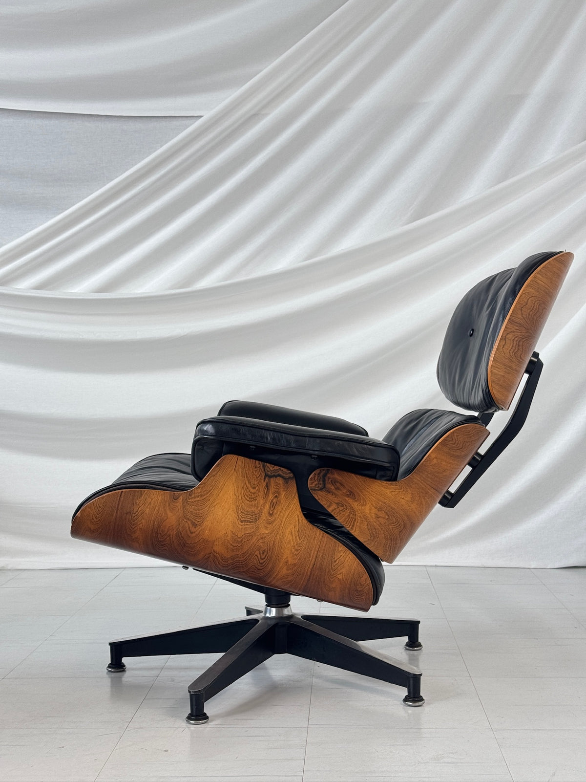 Herman Miller Eames Lounge Chair -lepotuoli ja rahi, ruusupuu ja musta nahka, Yhdysvallat, 1960-luku
