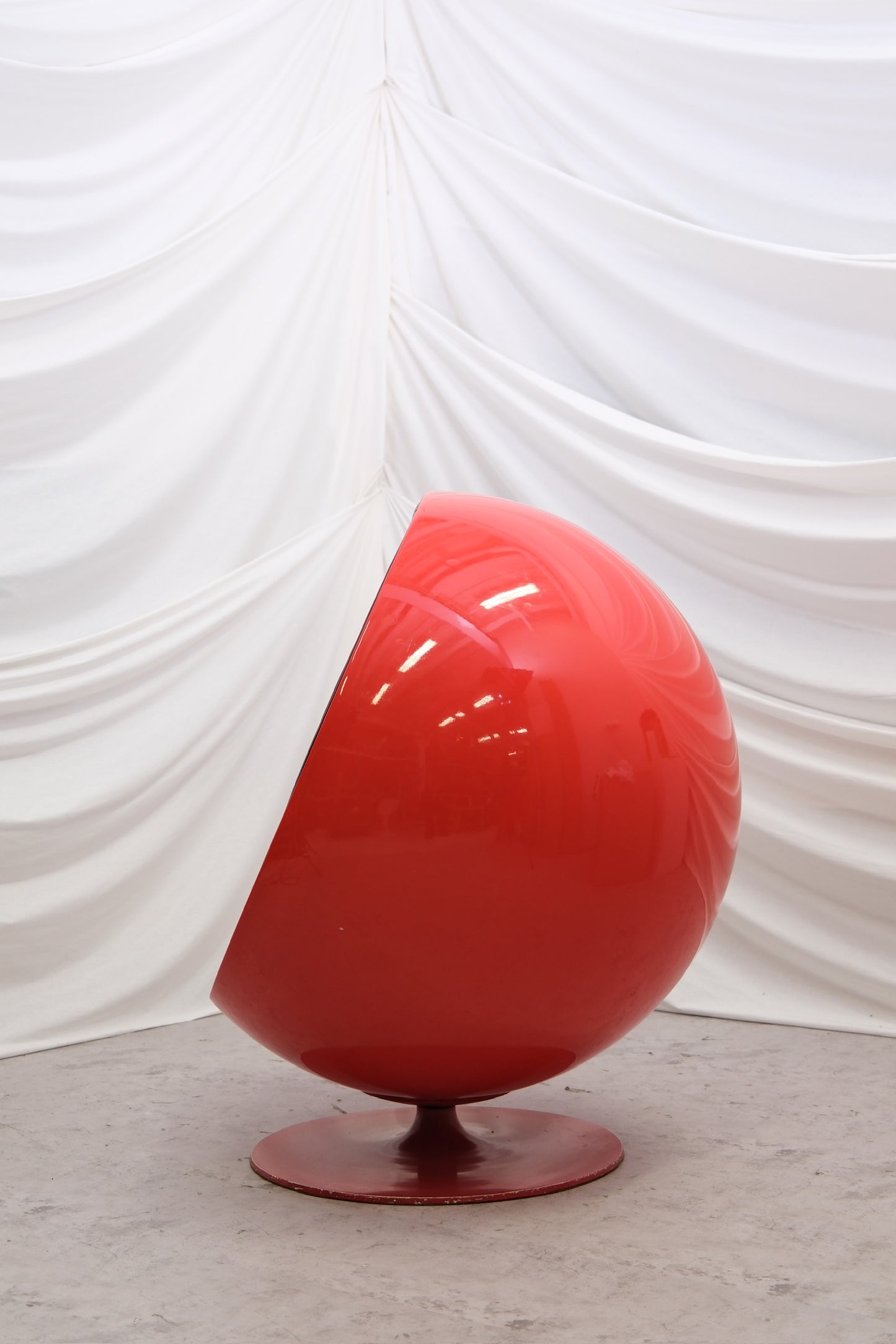 Eero Aarnio Ball-tuoli, ruskea nahka, valmistaja Asko, 1960-luku