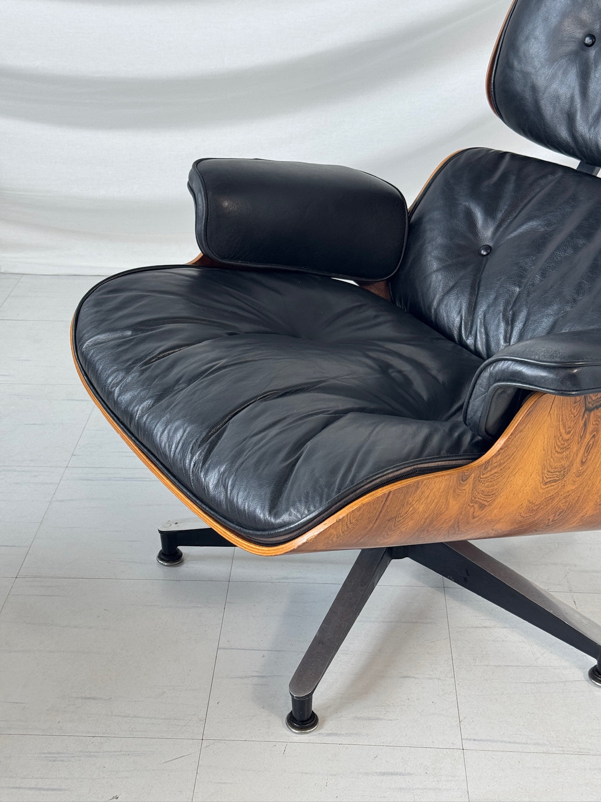 Herman Miller Eames Lounge Chair -lepotuoli ja rahi, ruusupuu ja musta nahka, Yhdysvallat, 1960-luku