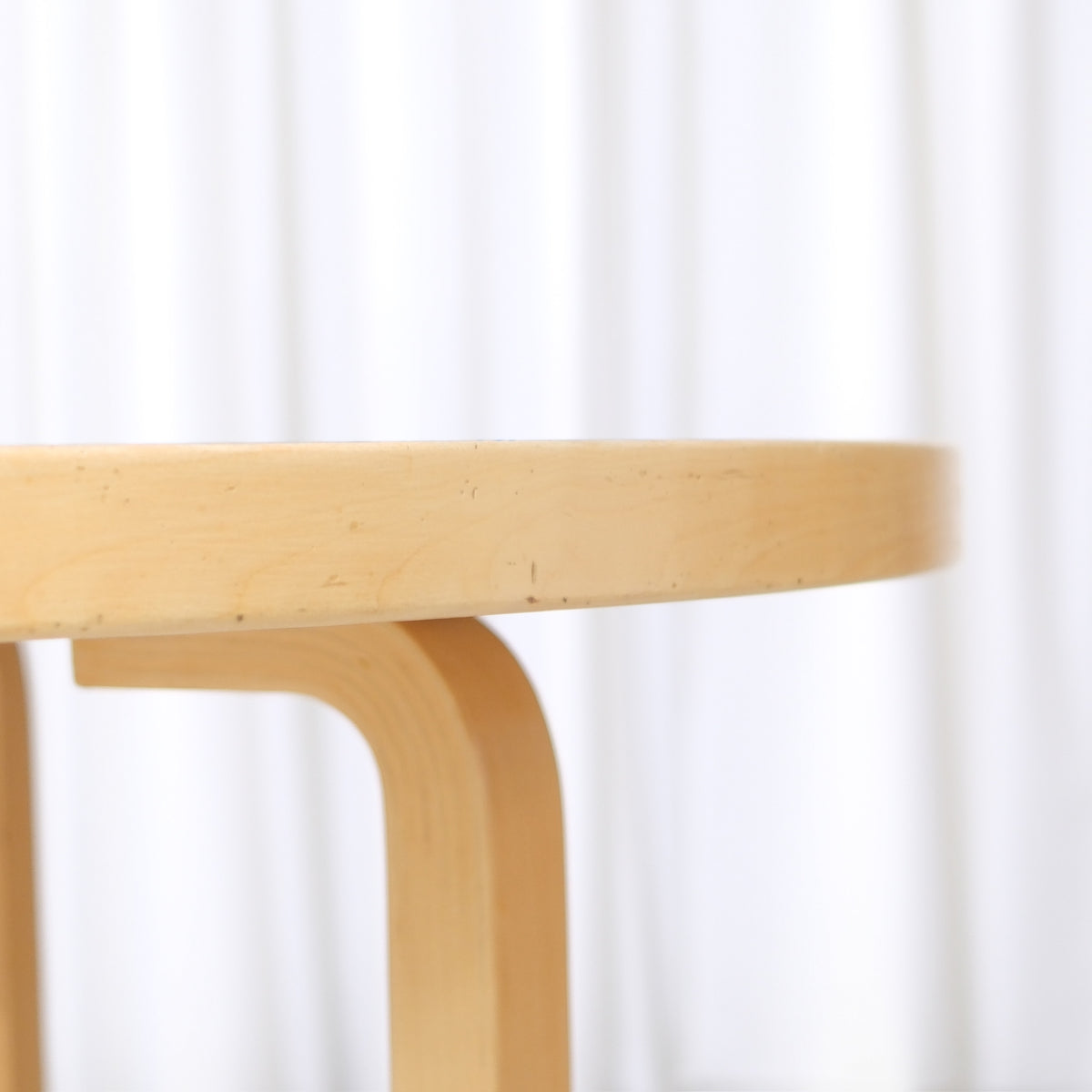 Artek pöytä 91, sininen linoleumikansi – Alvar Aalto