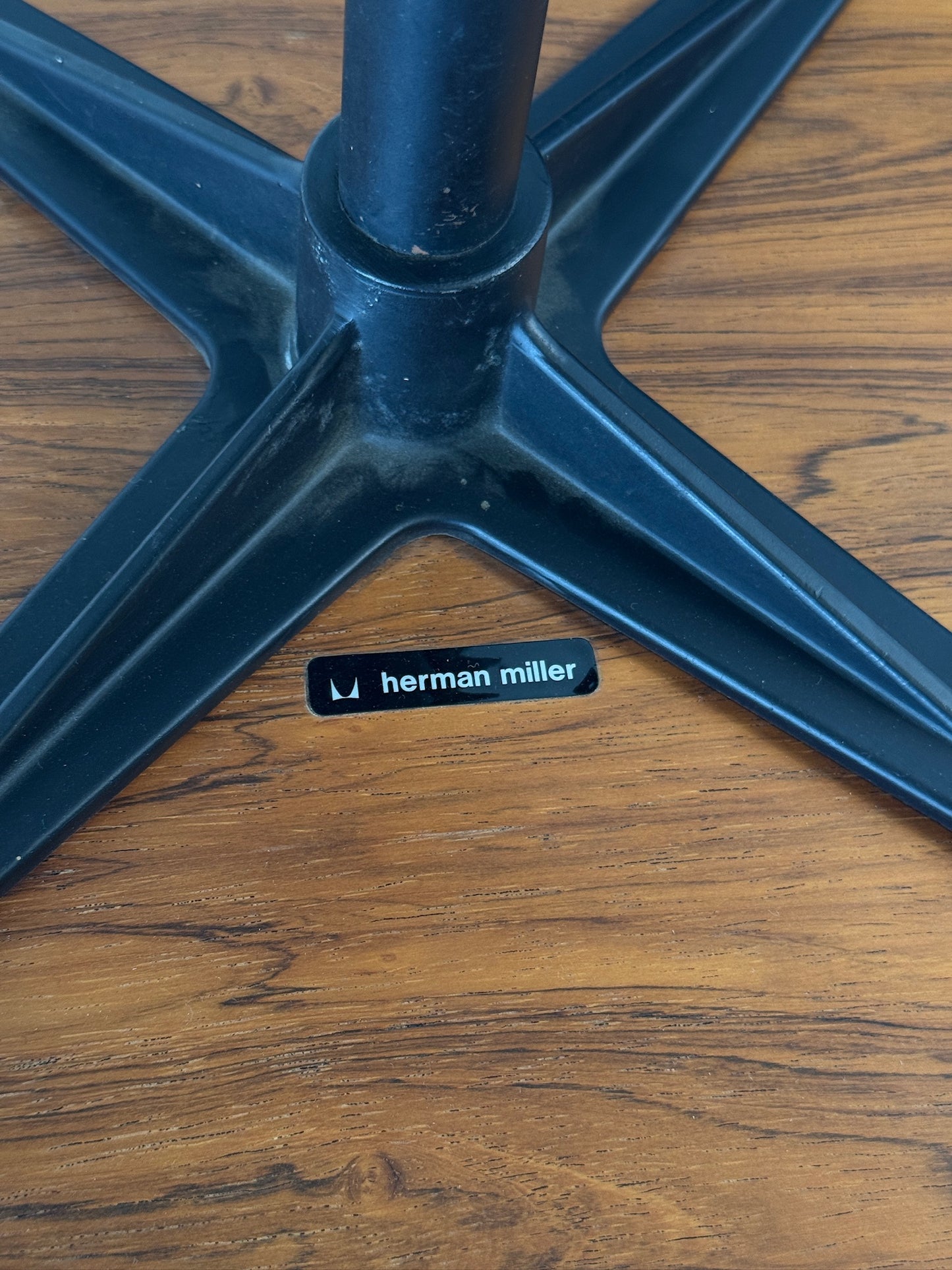 Herman Miller Eames Lounge Chair -lepotuoli ja rahi, ruusupuu ja musta nahka, Yhdysvallat, 1960-luku