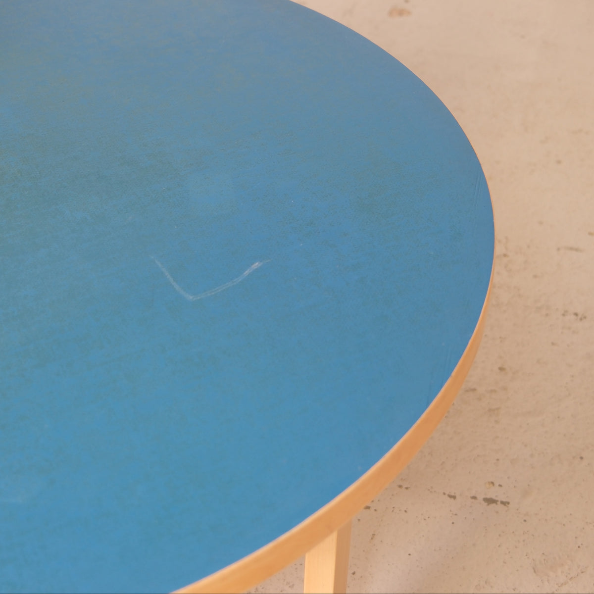Artek pöytä 91, sininen linoleumikansi – Alvar Aalto