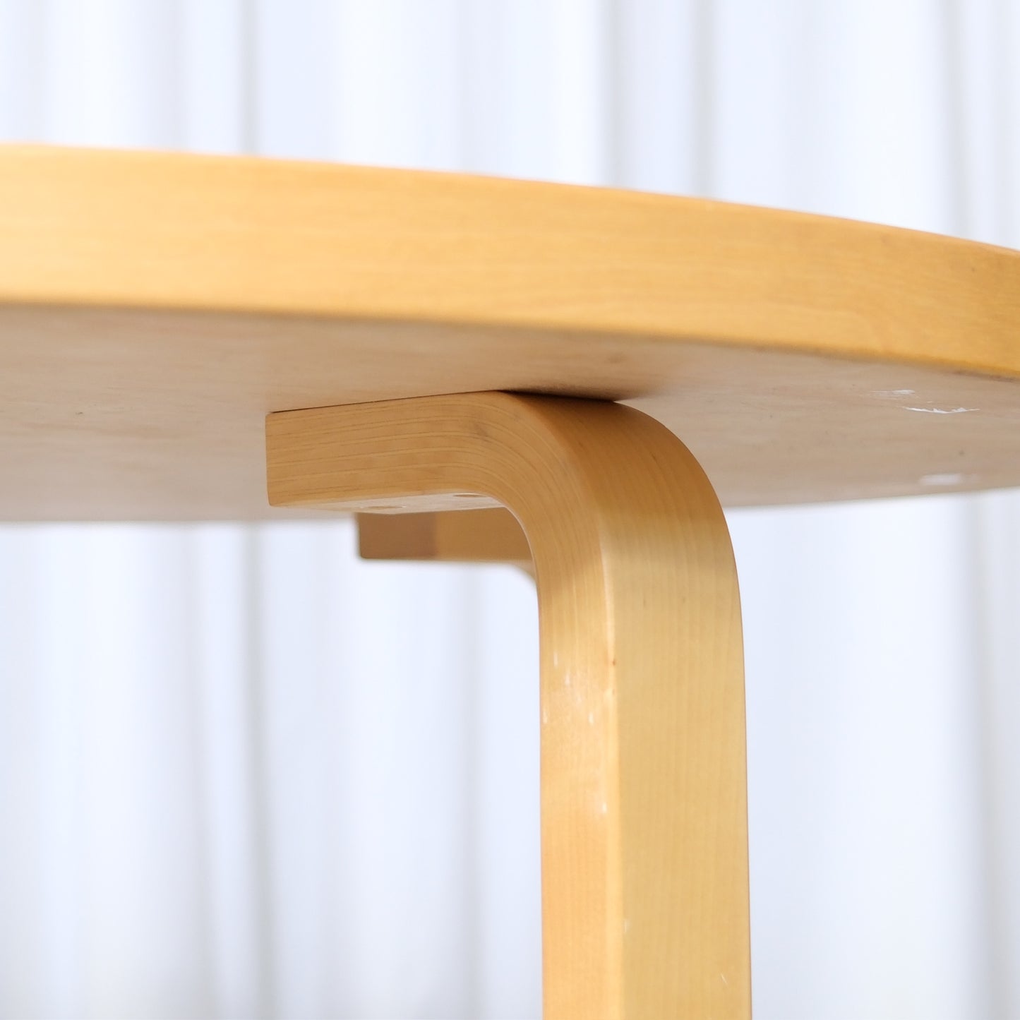 Artek 90A pyöreä pöytä – Alvar Aalto