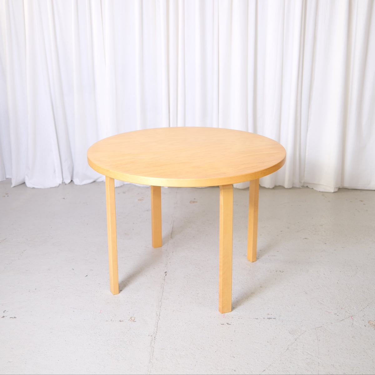 Artek 90A pyöreä pöytä – Alvar Aalto