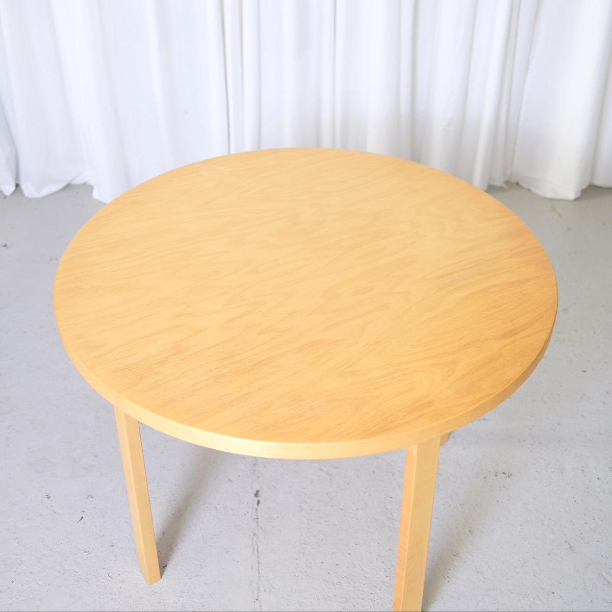 Artek 90A pyöreä pöytä – Alvar Aalto