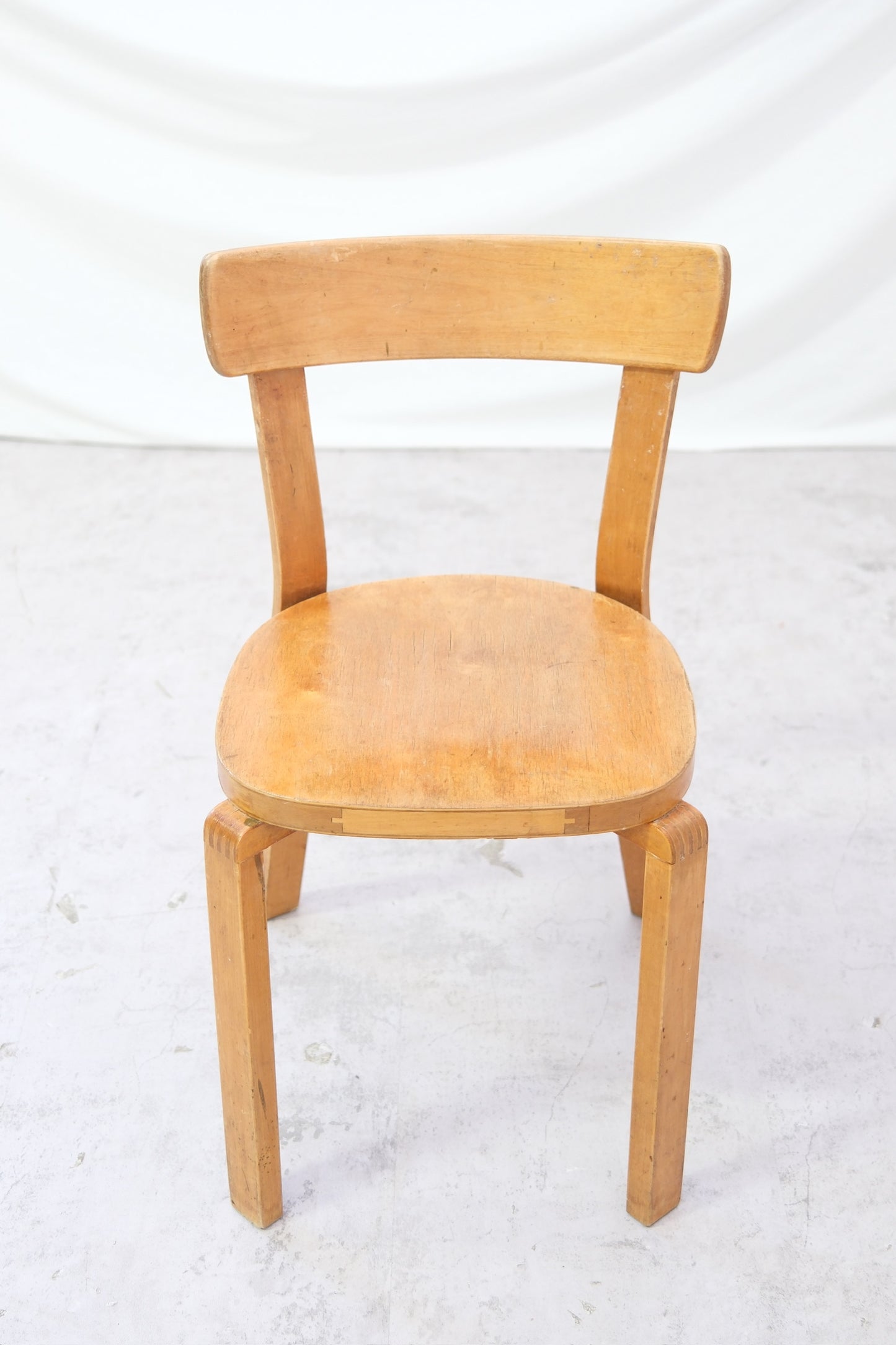 Alvar Aalto 69 Warleg -tuoli, valmistaja Artek