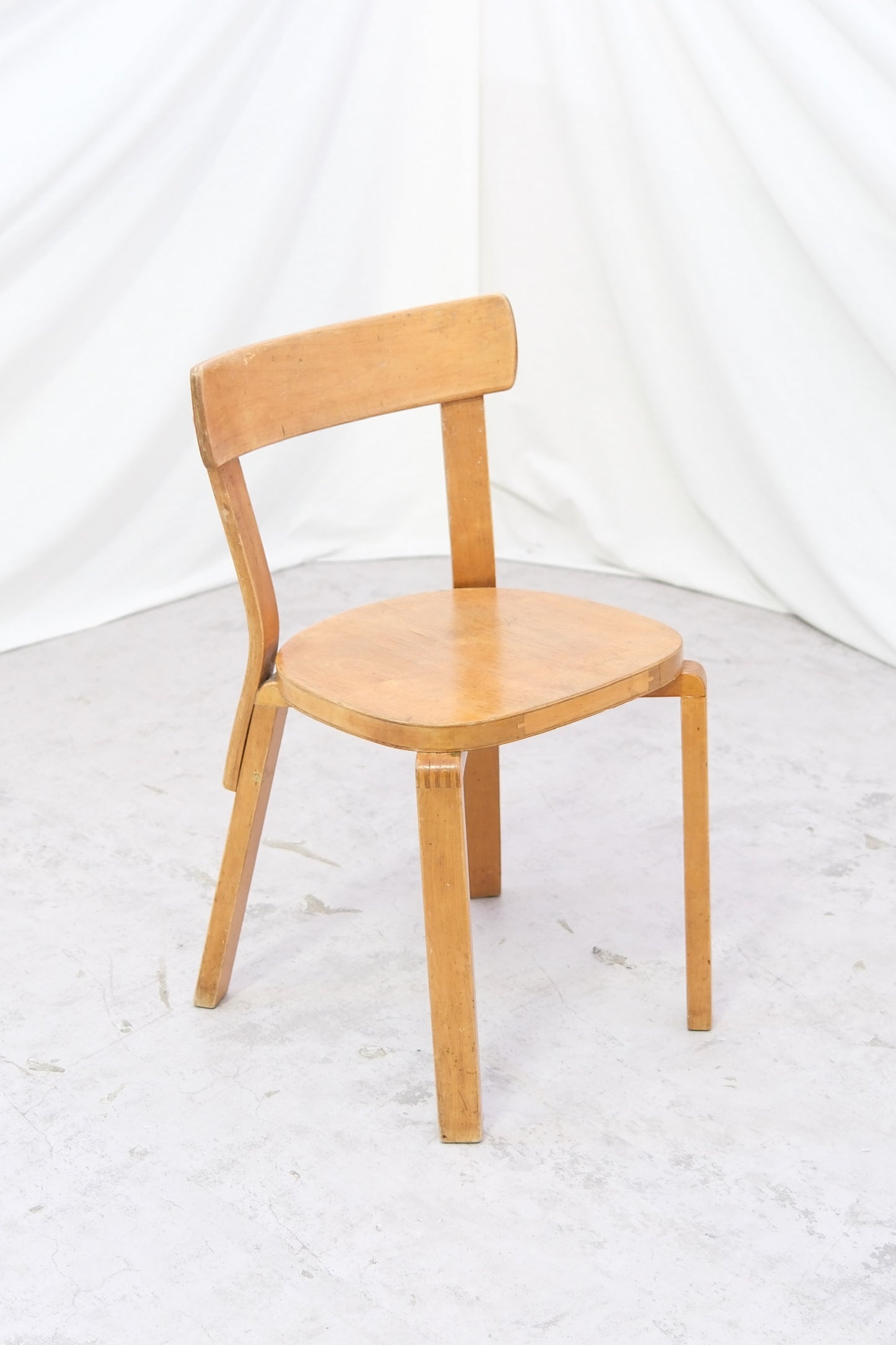 Alvar Aalto 69 Warleg -tuoli, valmistaja Artek