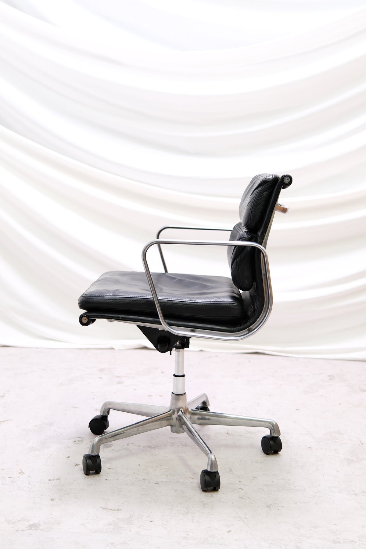 EA217 Soft Pad -tuoli – Charles & Ray Eames, valmistaja ICF, Italia
