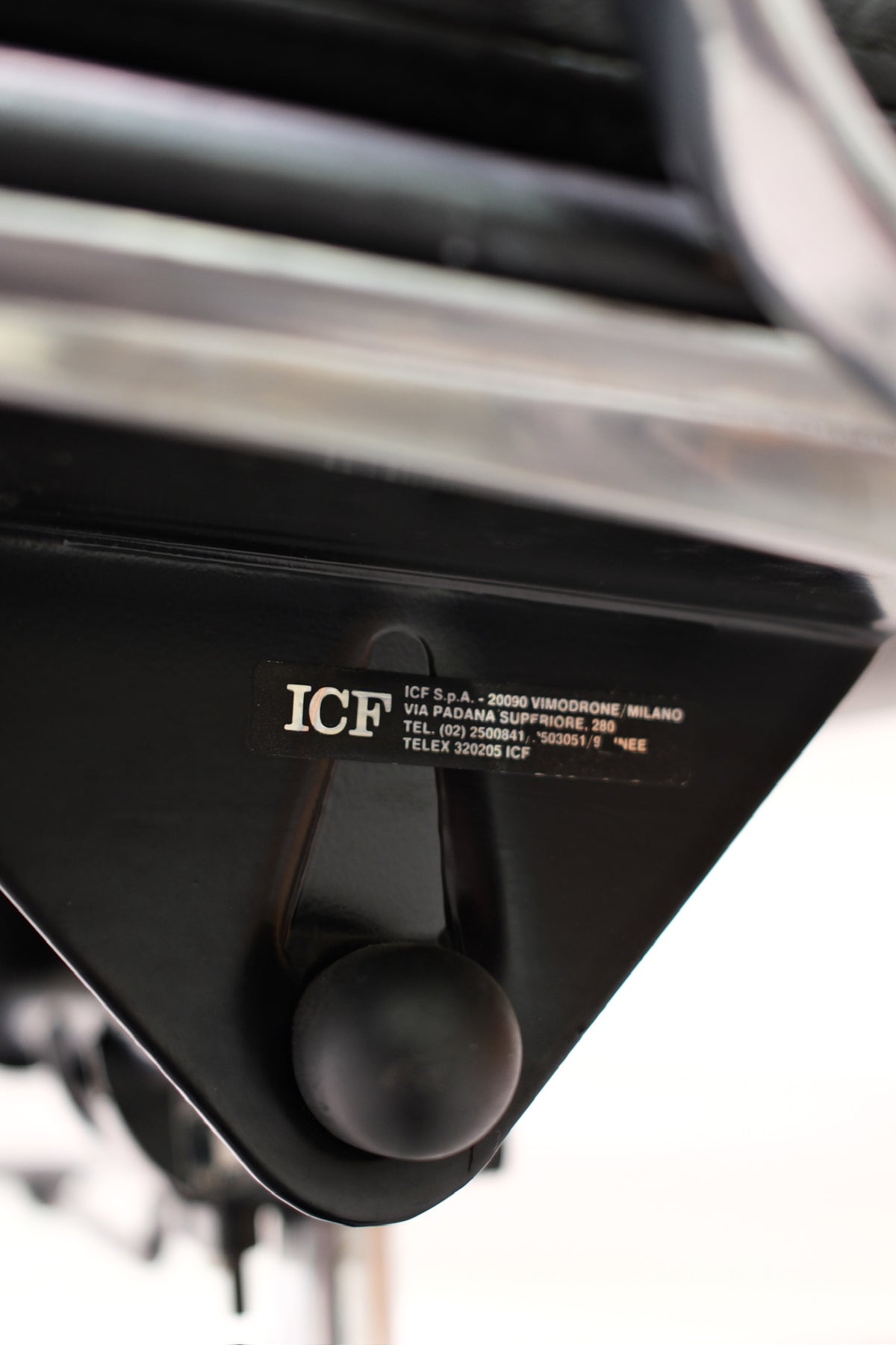 EA217 Soft Pad -tuoli – Charles & Ray Eames, valmistaja ICF, Italia