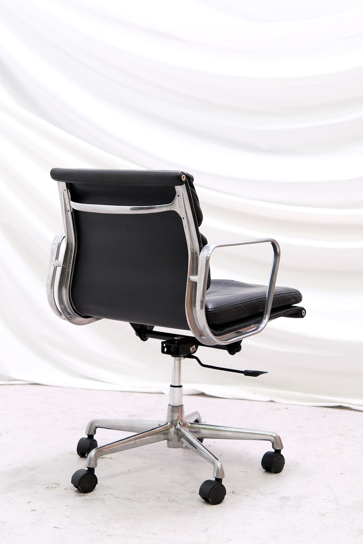 EA217 Soft Pad -tuoli – Charles & Ray Eames, valmistaja ICF, Italia