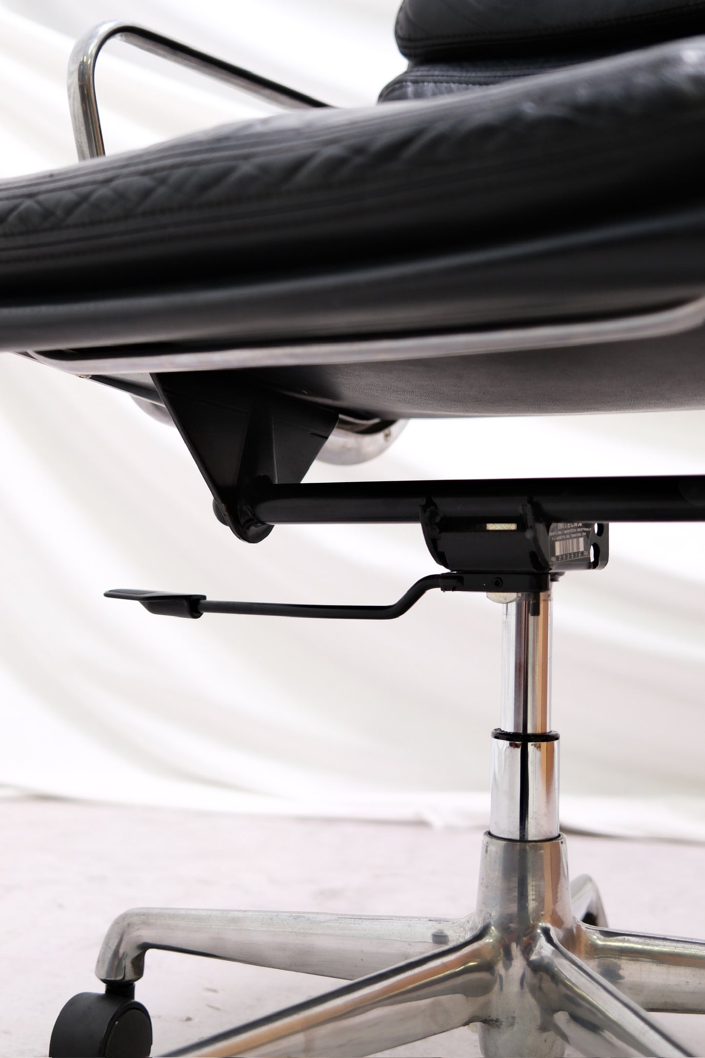 EA217 Soft Pad -tuoli – Charles & Ray Eames, valmistaja ICF, Italia