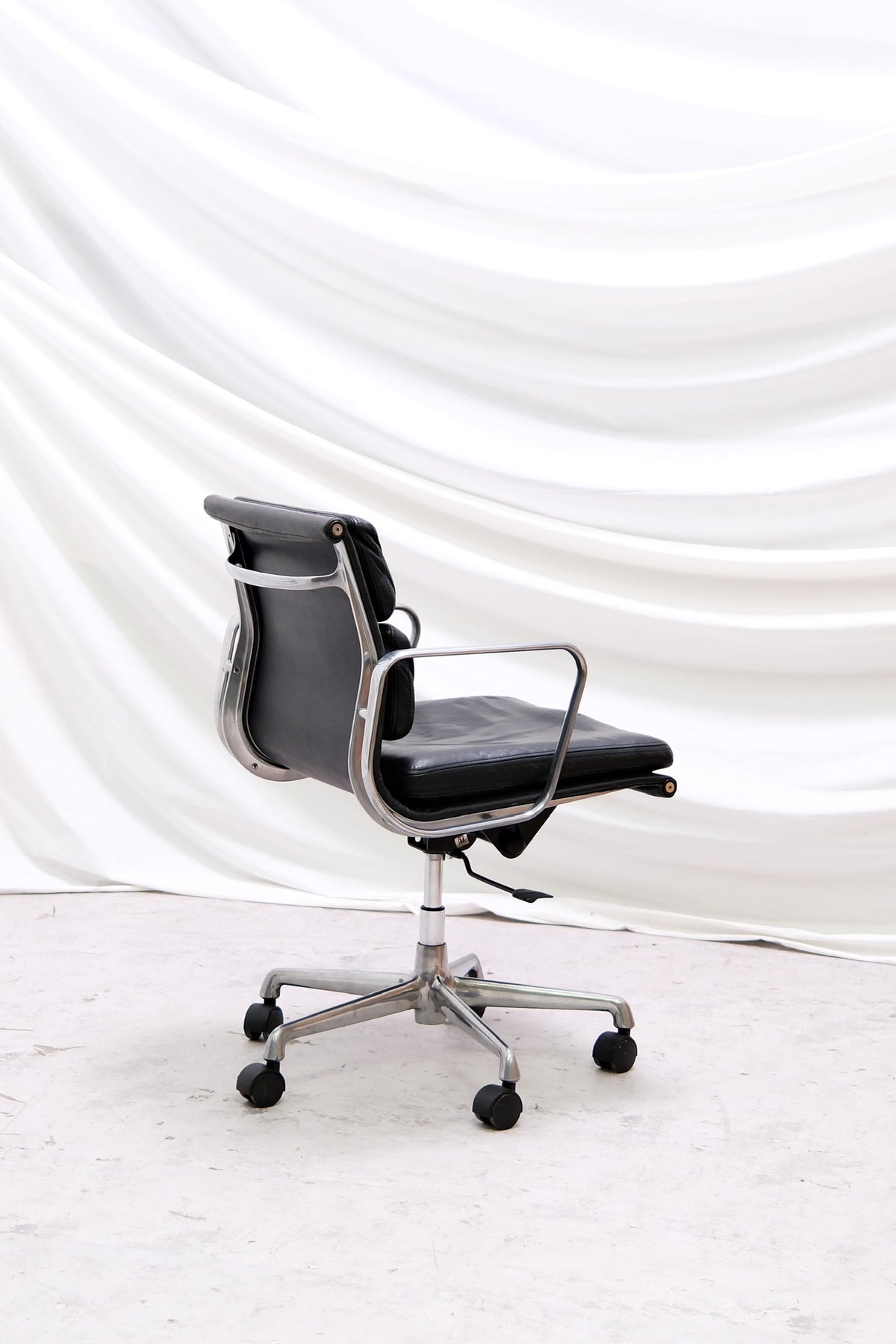 EA217 Soft Pad -tuoli – Charles & Ray Eames, valmistaja ICF, Italia