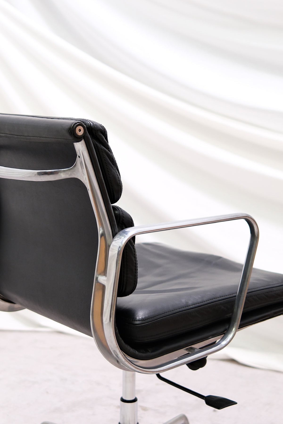 EA217 Soft Pad -tuoli – Charles & Ray Eames, valmistaja ICF, Italia