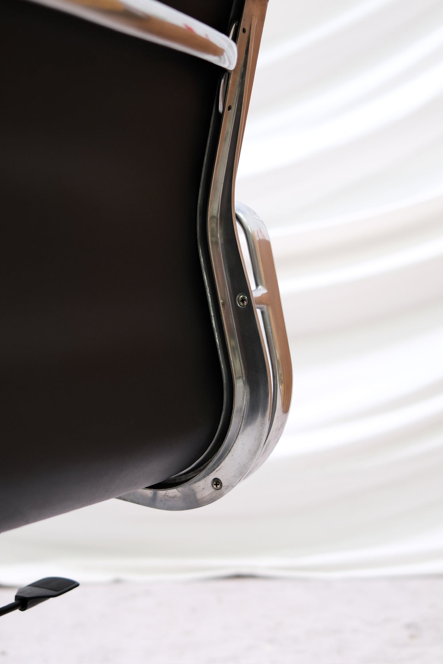 EA217 Soft Pad -tuoli – Charles & Ray Eames, valmistaja ICF, Italia