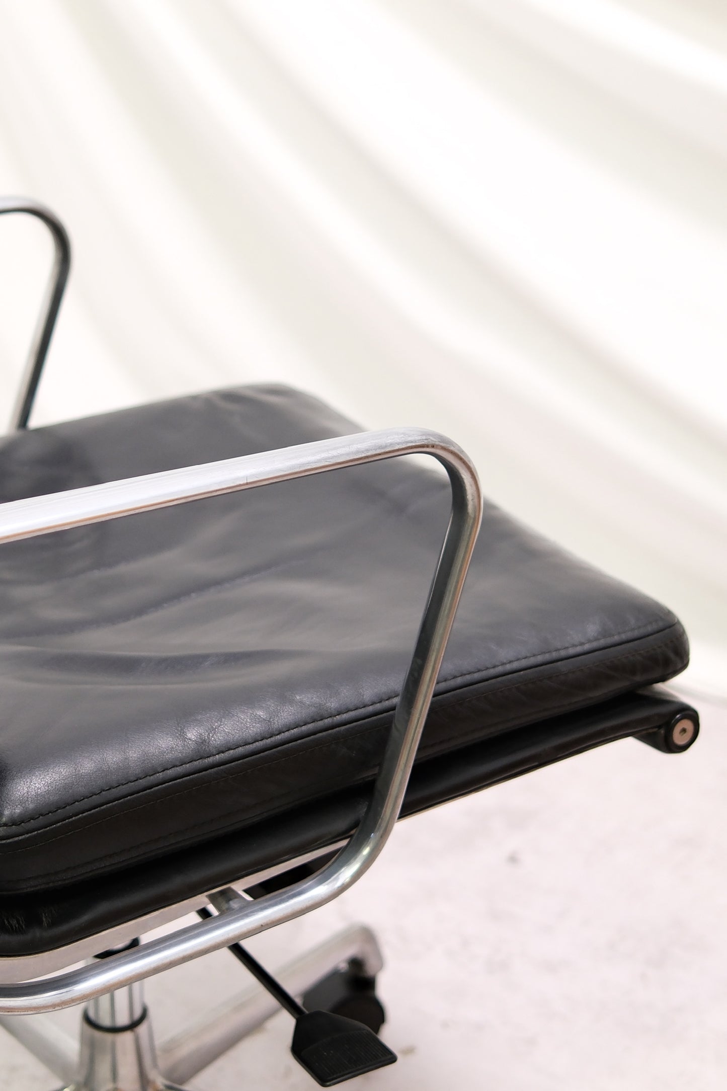 EA217 Soft Pad -tuoli – Charles & Ray Eames, valmistaja ICF, Italia