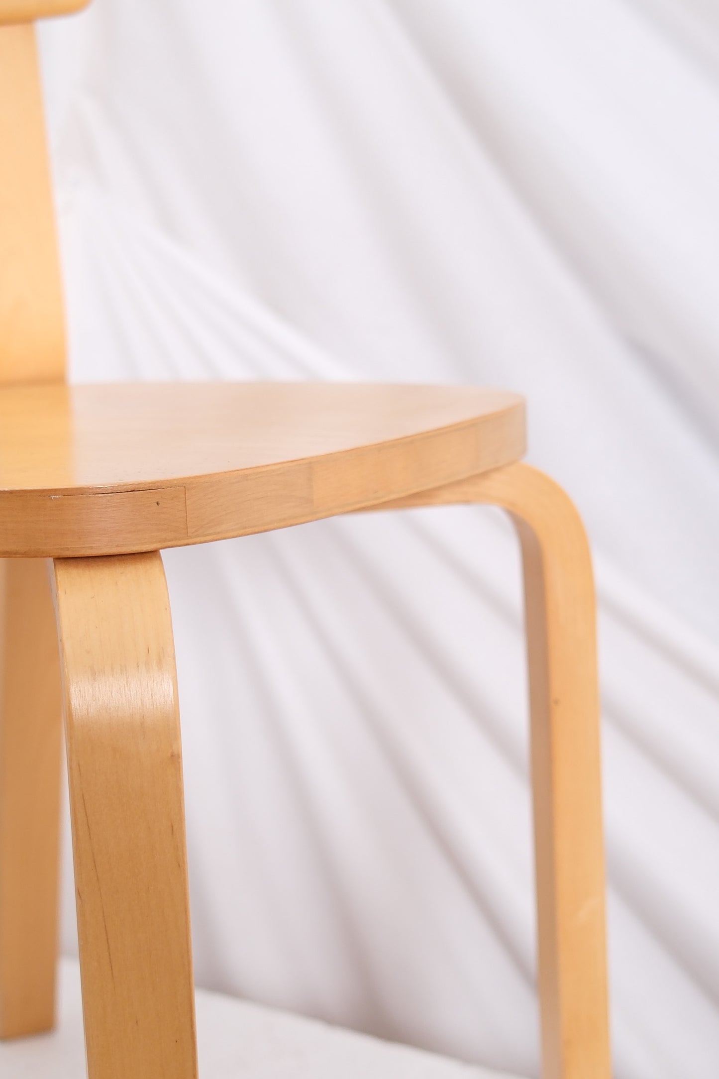 Alvar Aalto 69 -tuoli, valmistaja Artek, 4 saatavilla