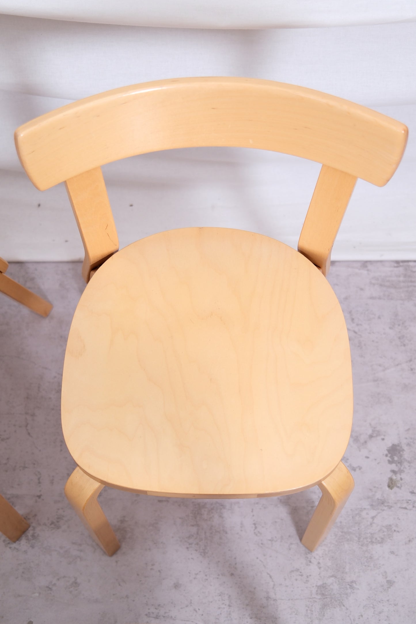Alvar Aalto 69 -tuoli, valmistaja Artek, 4 saatavilla