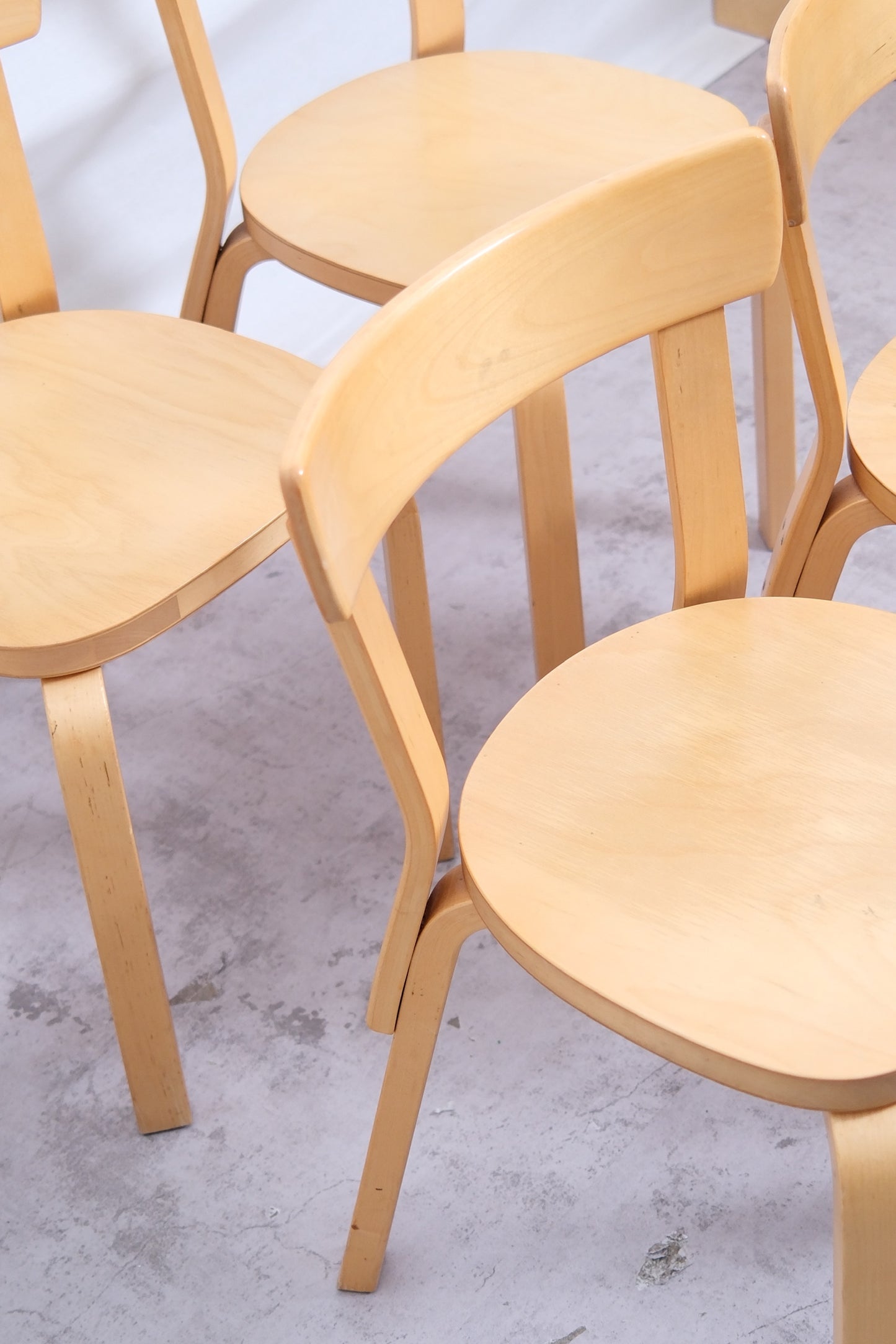 Alvar Aalto 69 -tuoli, valmistaja Artek, 4 saatavilla